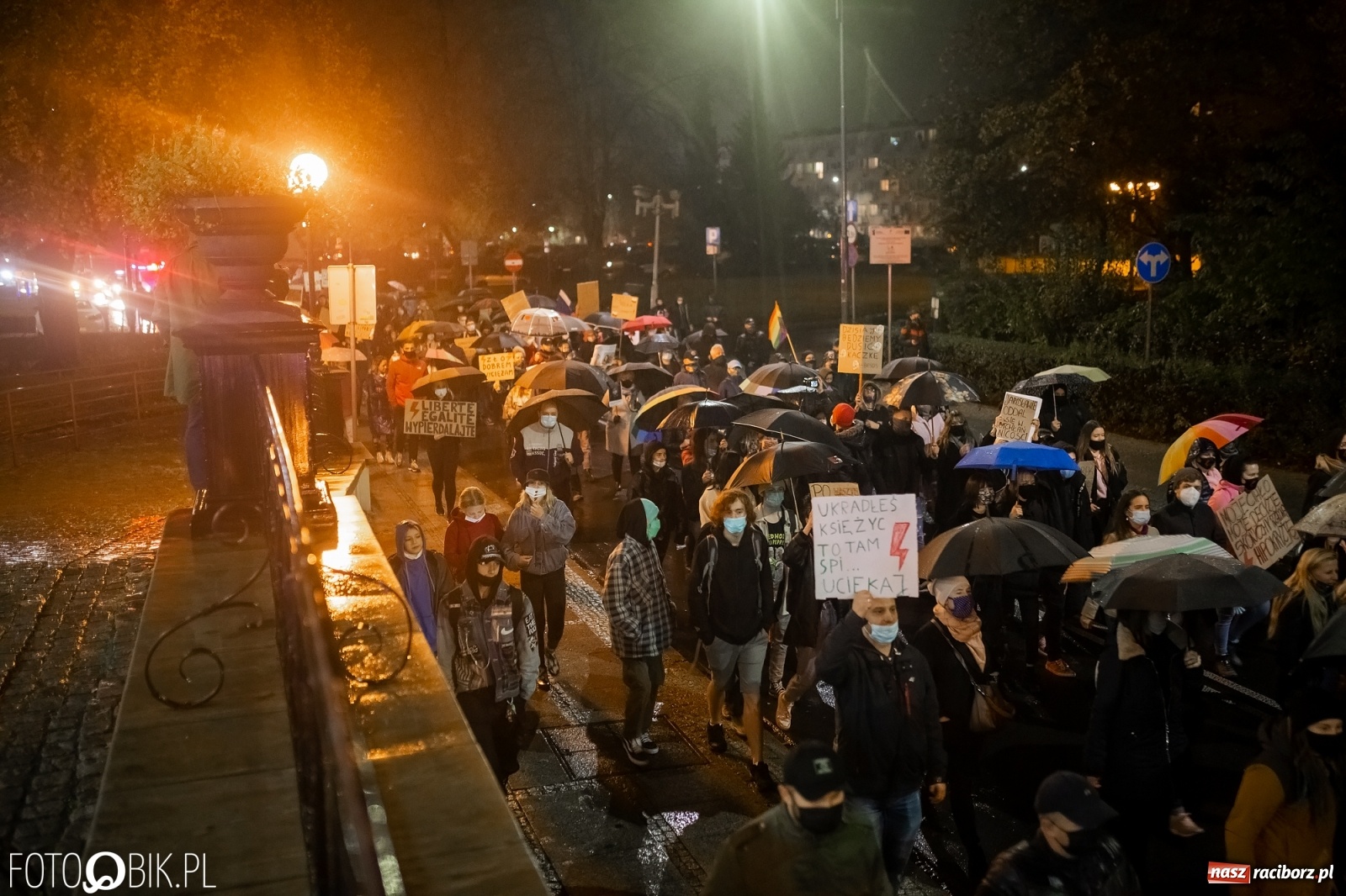 Zdjęcie w galerii na portalu naszraciborz.pl: Czwarty protest w Raciborzu, tym razem kreatywny i samochodowy [WIDEO] wiadomości z regionu