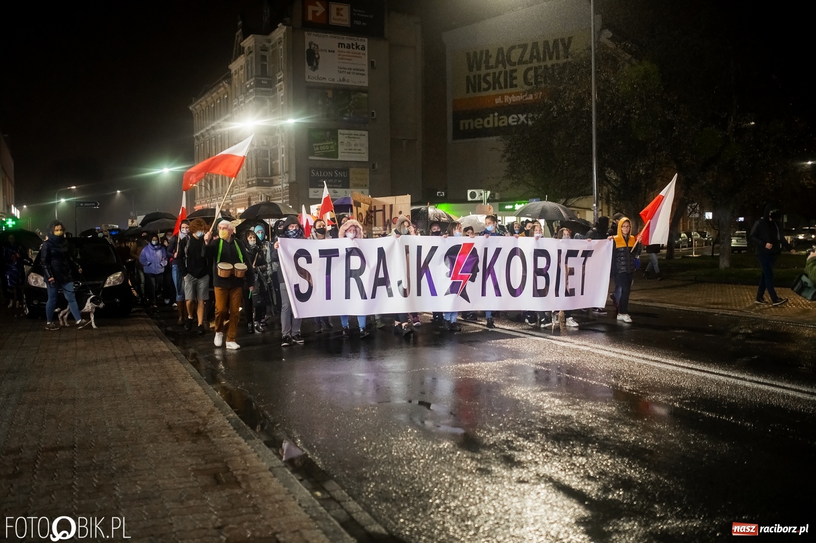Zdjęcie w galerii na portalu naszraciborz.pl: Czwarty protest w Raciborzu, tym razem kreatywny i samochodowy [WIDEO] wiadomości z regionu