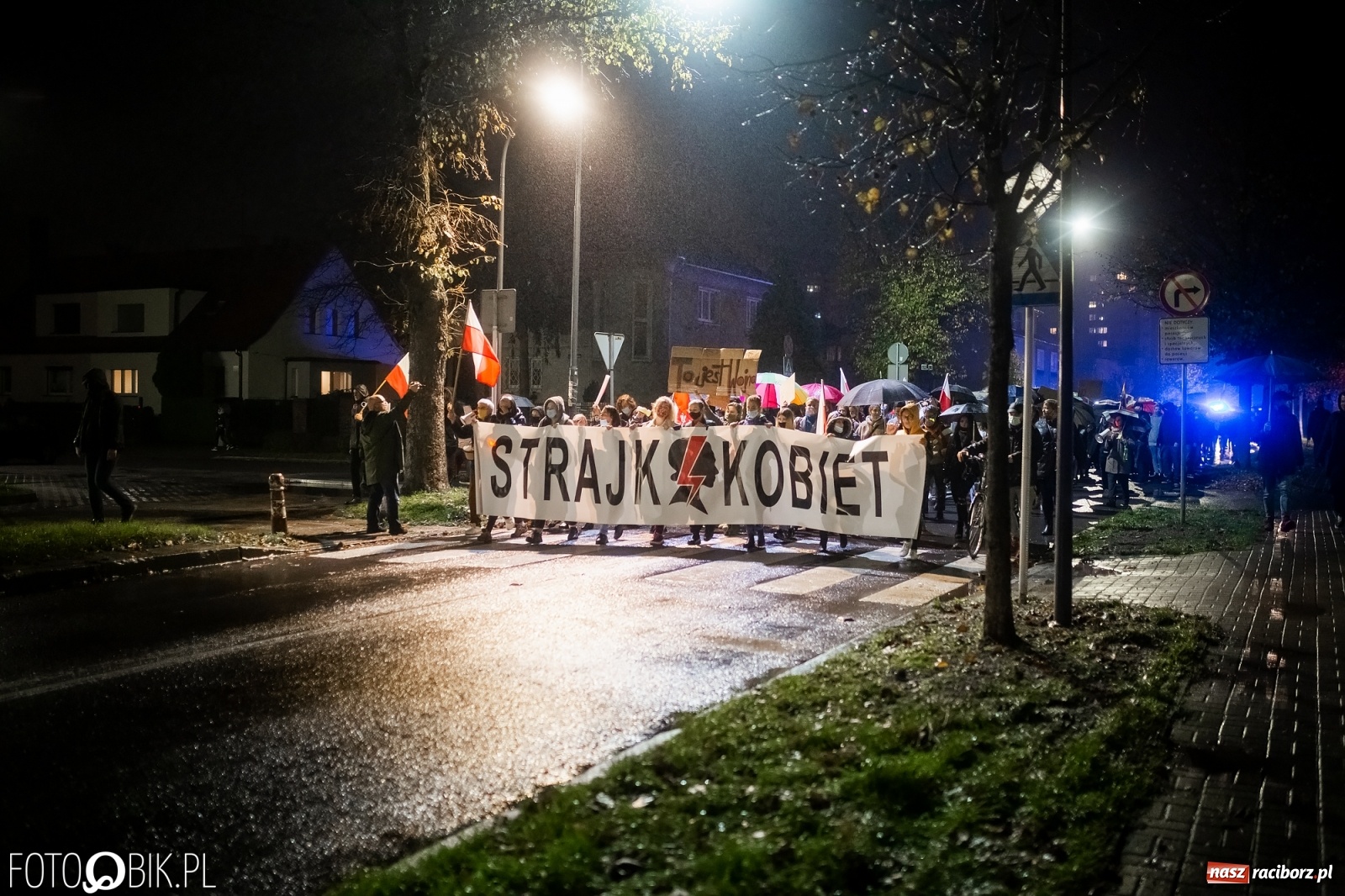 Zdjęcie w galerii na portalu naszraciborz.pl: Czwarty protest w Raciborzu, tym razem kreatywny i samochodowy [WIDEO] wiadomości z regionu