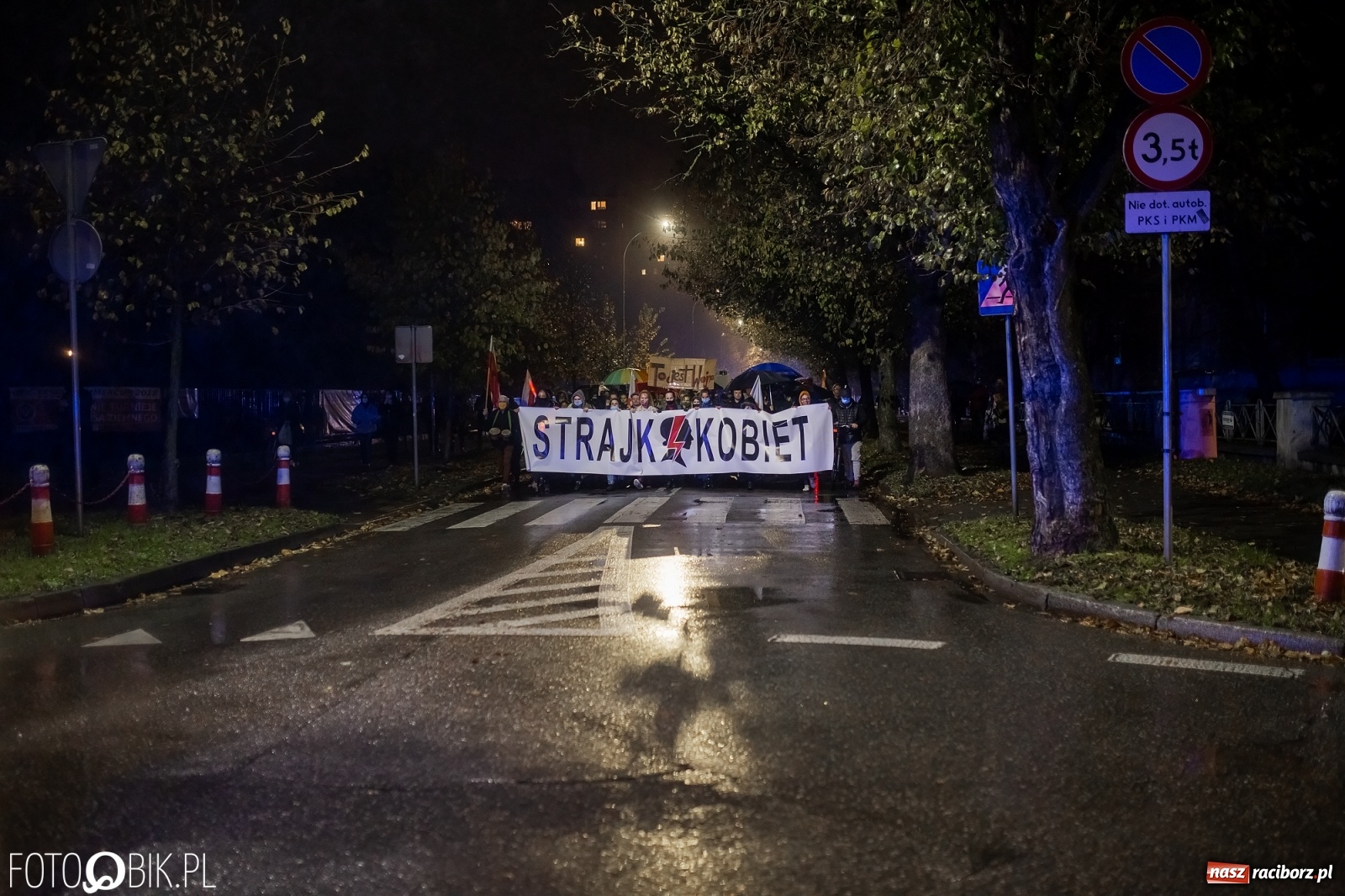 Zdjęcie w galerii na portalu naszraciborz.pl: Czwarty protest w Raciborzu, tym razem kreatywny i samochodowy [WIDEO] wiadomości z regionu
