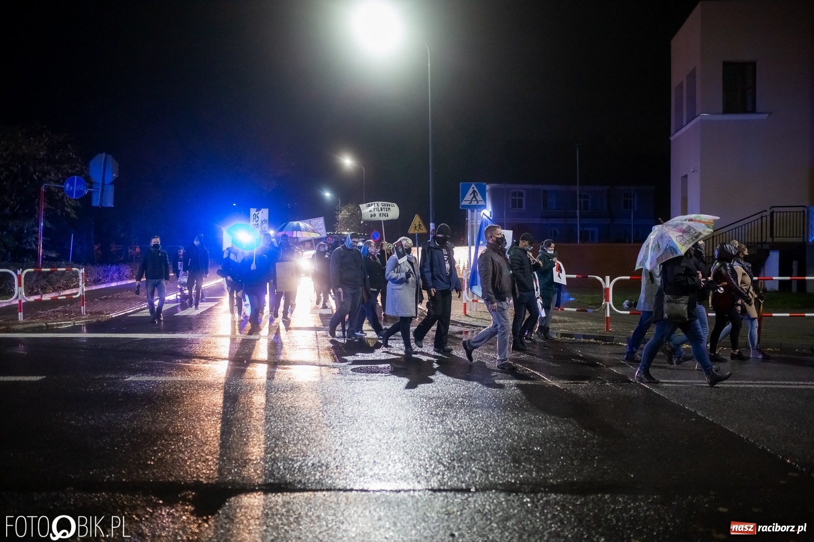Zdjęcie w galerii na portalu naszraciborz.pl: Czwarty protest w Raciborzu, tym razem kreatywny i samochodowy [WIDEO] wiadomości z regionu