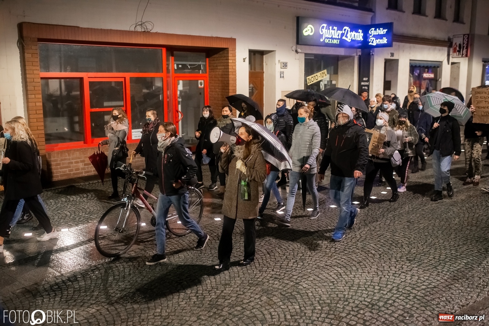 Zdjęcie w galerii na portalu naszraciborz.pl: Czwarty protest w Raciborzu, tym razem kreatywny i samochodowy [WIDEO] wiadomości z regionu
