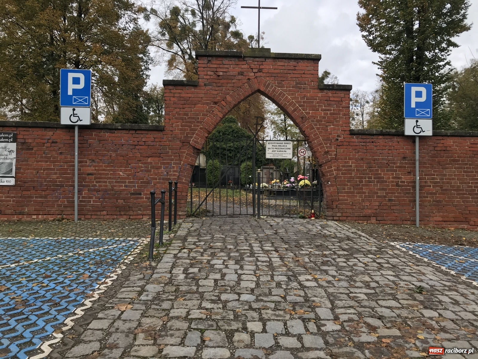 Zdjęcie w galerii na portalu naszraciborz.pl: Jest rozporządzenie w sprawie zamknięcia cmentarzy. Raciborskie Jeruzalem dziś i w piątkowy wieczór wiadomości z regionu
