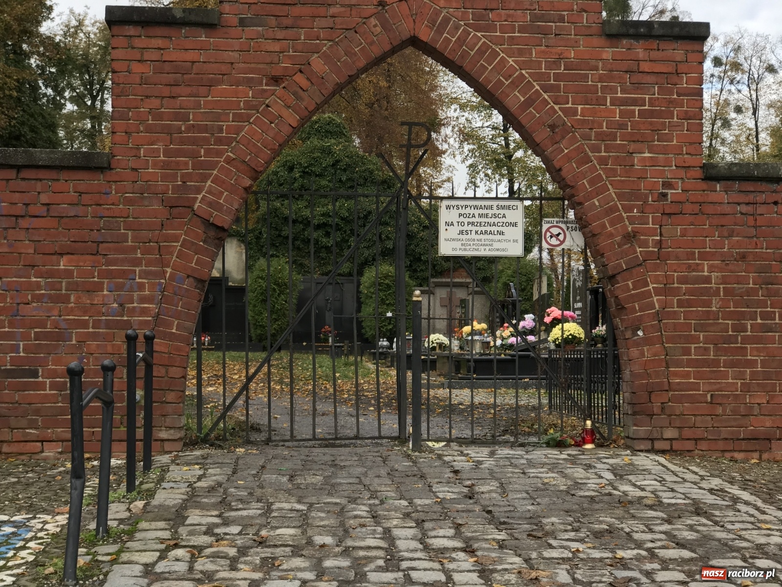 Zdjęcie w galerii na portalu naszraciborz.pl: Jest rozporządzenie w sprawie zamknięcia cmentarzy. Raciborskie Jeruzalem dziś i w piątkowy wieczór wiadomości z regionu