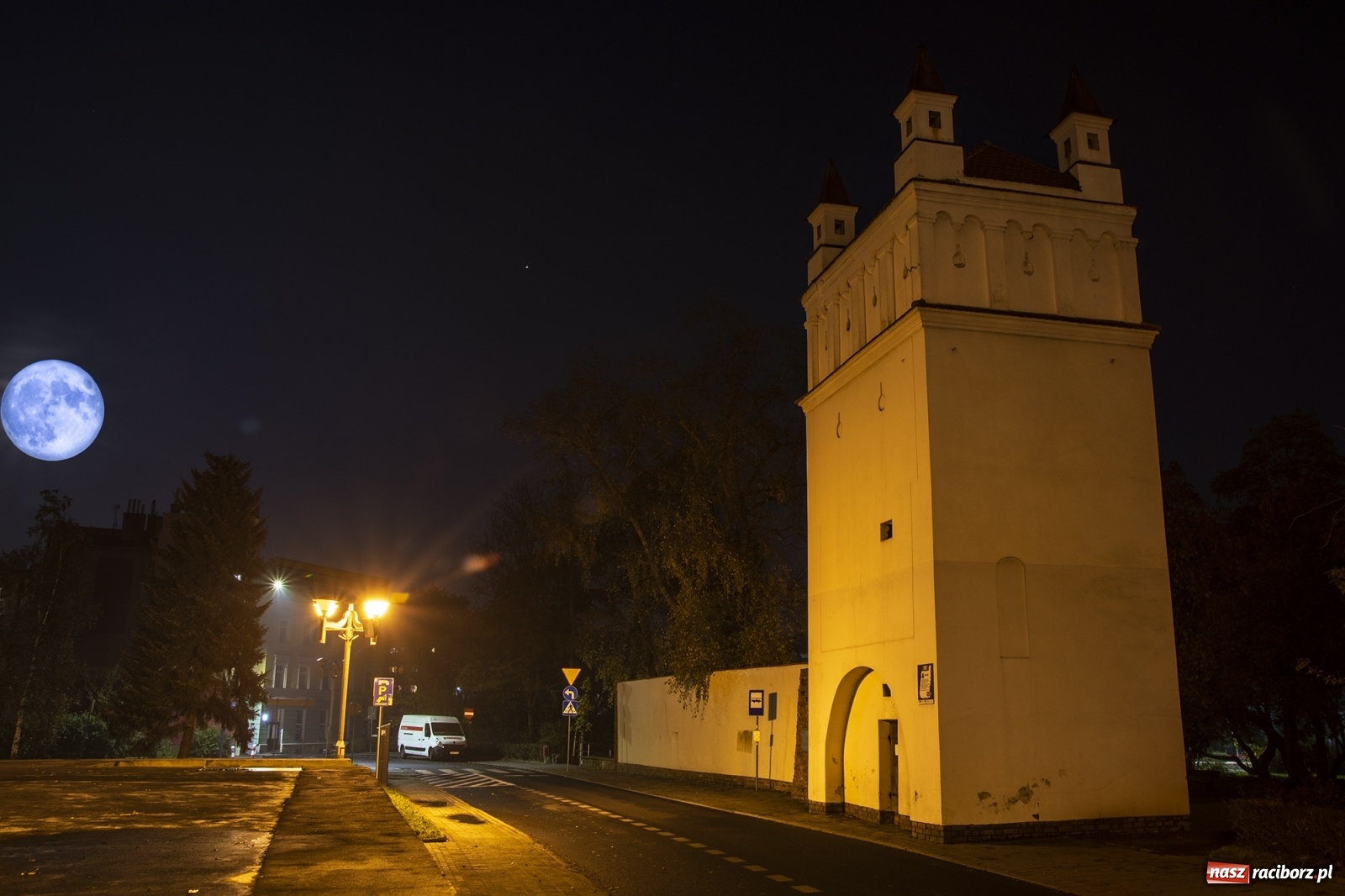 Zdjęcie w galerii na portalu naszraciborz.pl: Niebieski Księżyc nad Raciborzem. Druga pełnia w miesiącu  wiadomości z regionu
