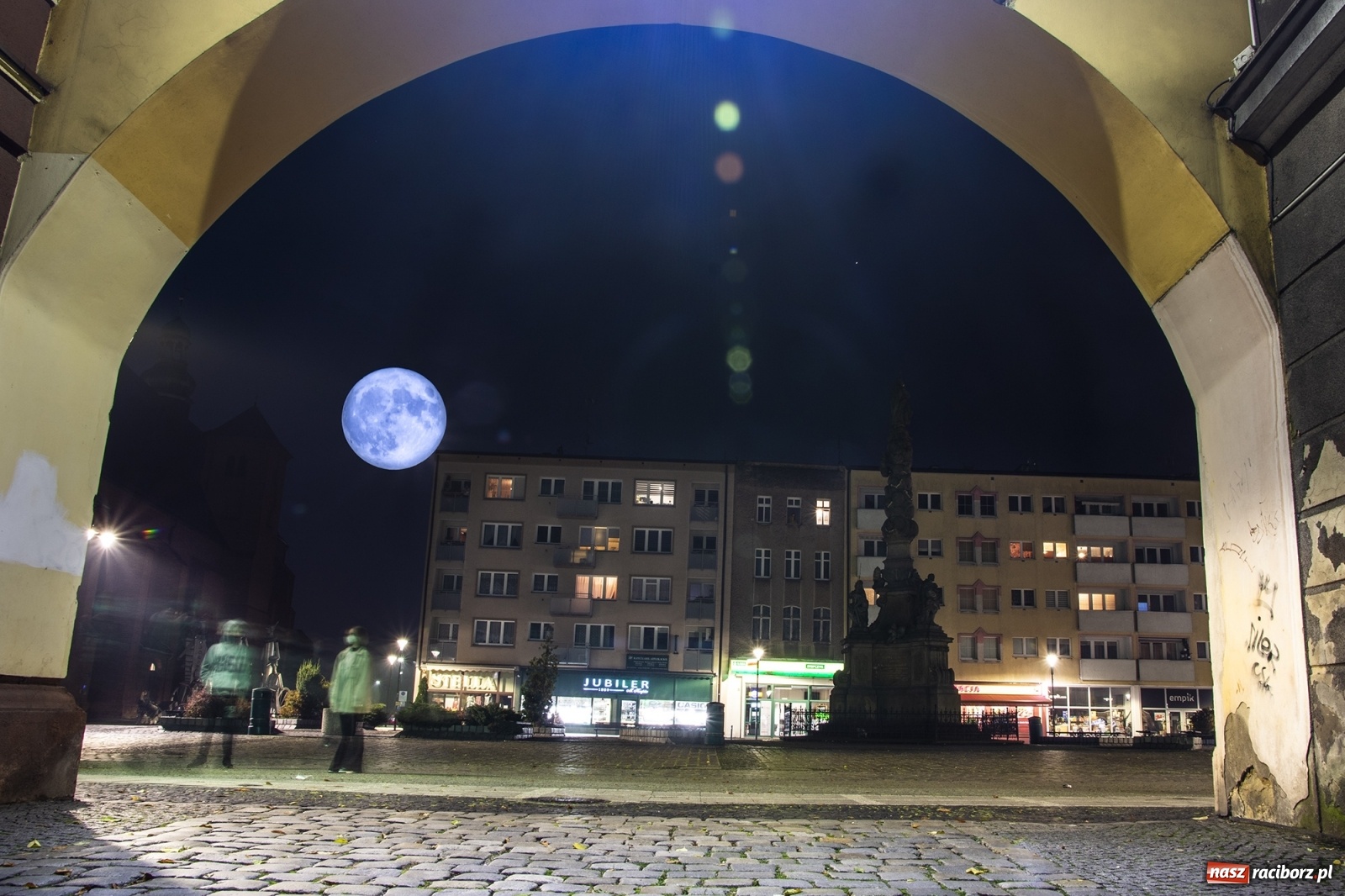 Zdjęcie w galerii na portalu naszraciborz.pl: Niebieski Księżyc nad Raciborzem. Druga pełnia w miesiącu  wiadomości z regionu