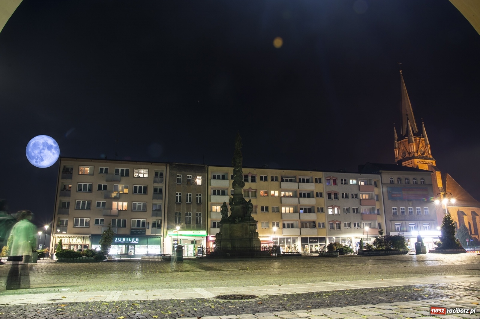 Zdjęcie w galerii na portalu naszraciborz.pl: Niebieski Księżyc nad Raciborzem. Druga pełnia w miesiącu  wiadomości z regionu