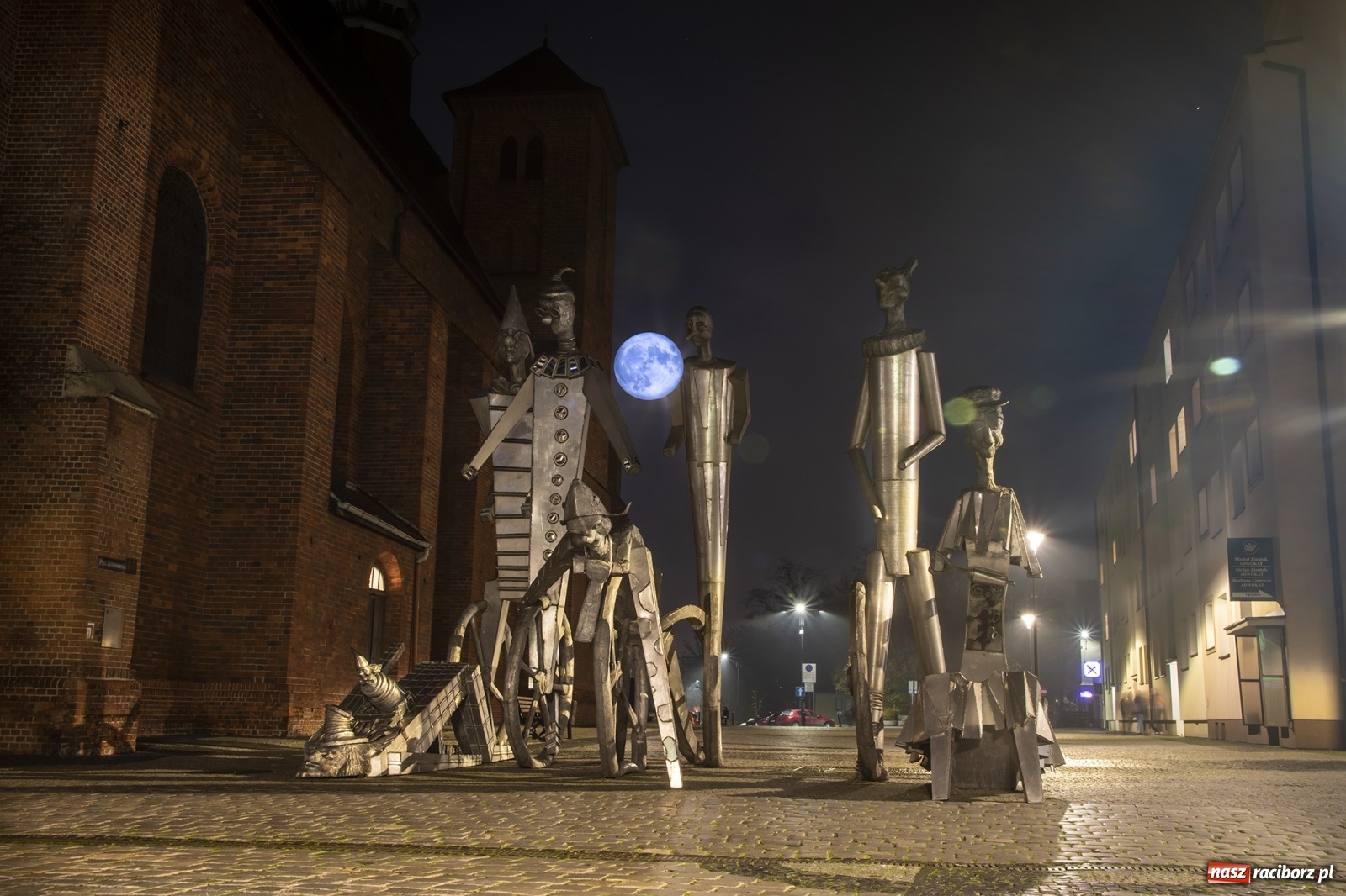 Zdjęcie w galerii na portalu naszraciborz.pl: Niebieski Księżyc nad Raciborzem. Druga pełnia w miesiącu  wiadomości z regionu