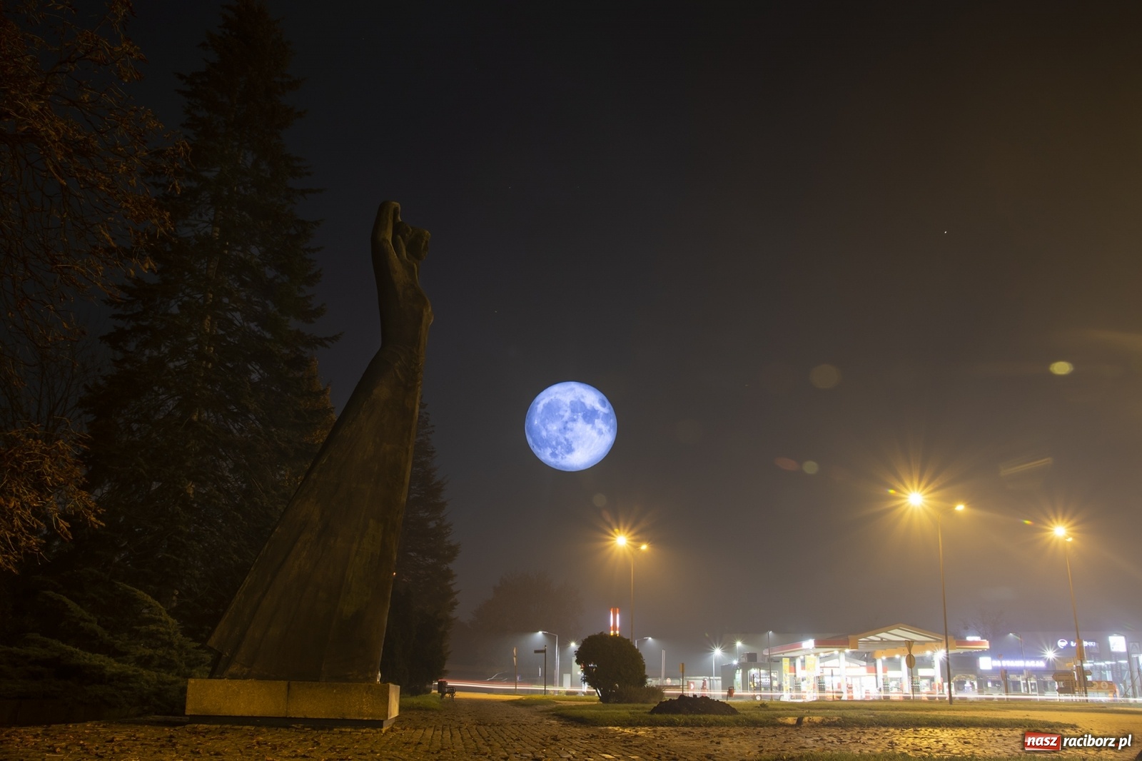 Zdjęcie w galerii na portalu naszraciborz.pl: Niebieski Księżyc nad Raciborzem. Druga pełnia w miesiącu  wiadomości z regionu