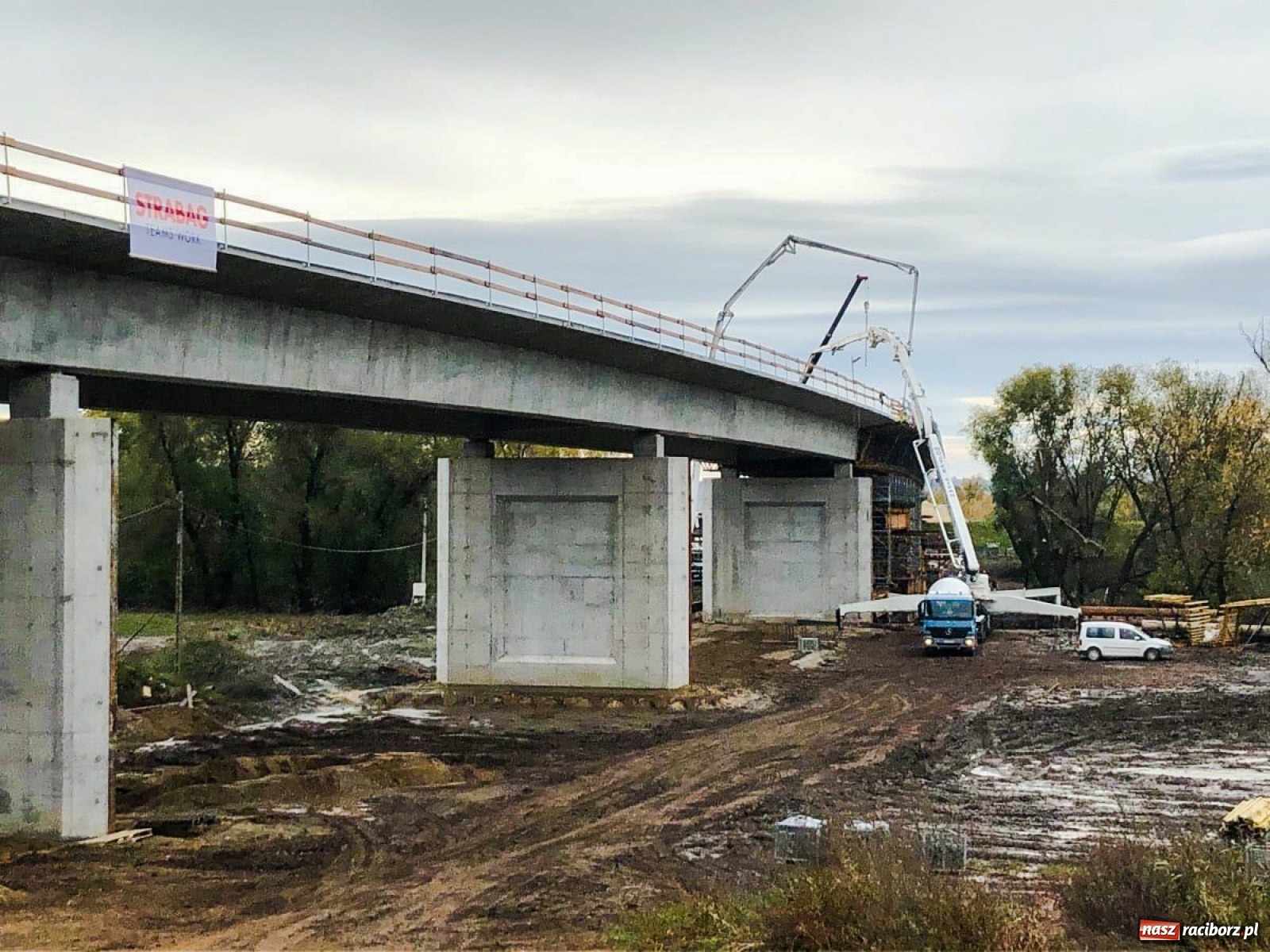 Zdjęcie w galerii na portalu naszraciborz.pl: Kolejne przęsło nowego mostu w Raciborzu zabetonowane [WIDEO] wiadomości z regionu