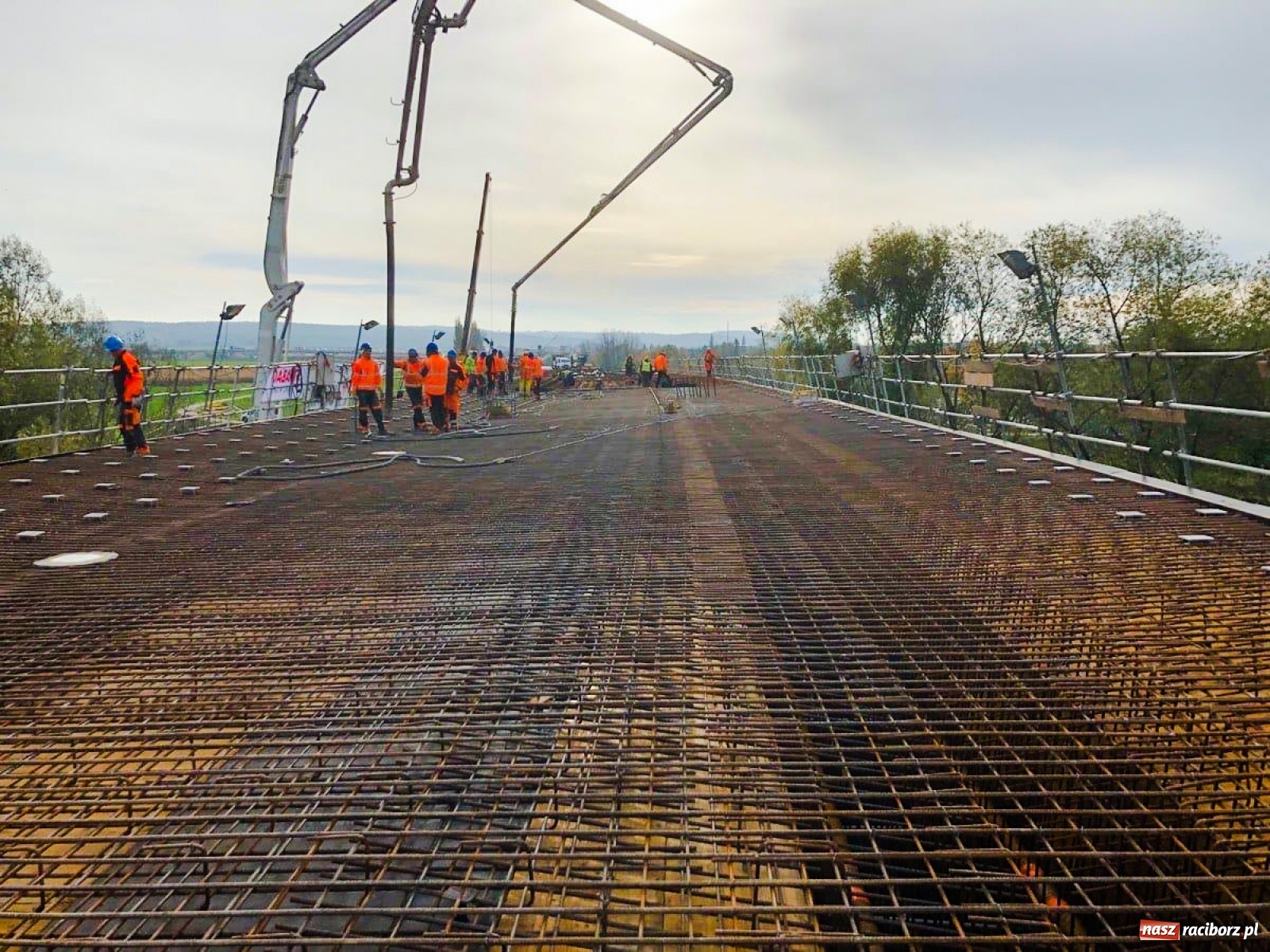 Zdjęcie w galerii na portalu naszraciborz.pl: Kolejne przęsło nowego mostu w Raciborzu zabetonowane [WIDEO] wiadomości z regionu