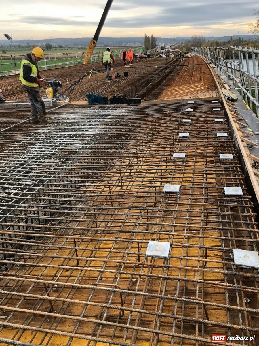 Zdjęcie w galerii na portalu naszraciborz.pl: Kolejne przęsło nowego mostu w Raciborzu zabetonowane [WIDEO] wiadomości z regionu