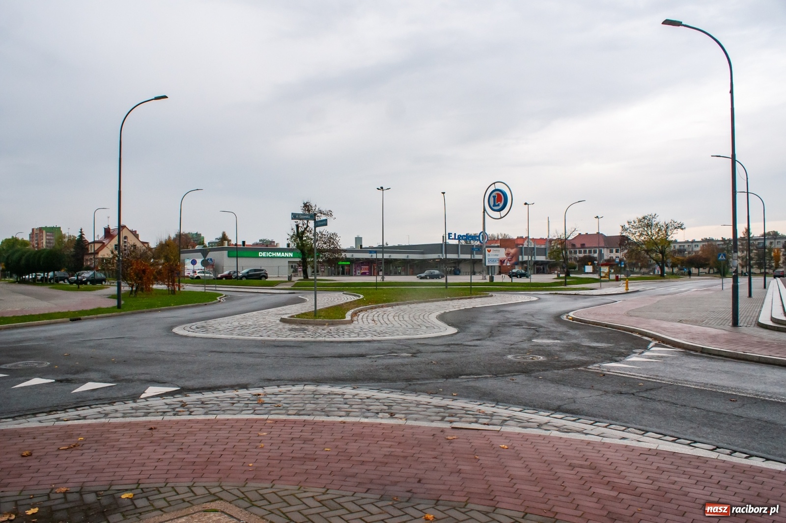 Zdjęcie w galerii na portalu naszraciborz.pl: Łąka na rondzie. Miasto czeka na efekt  wiadomości z regionu