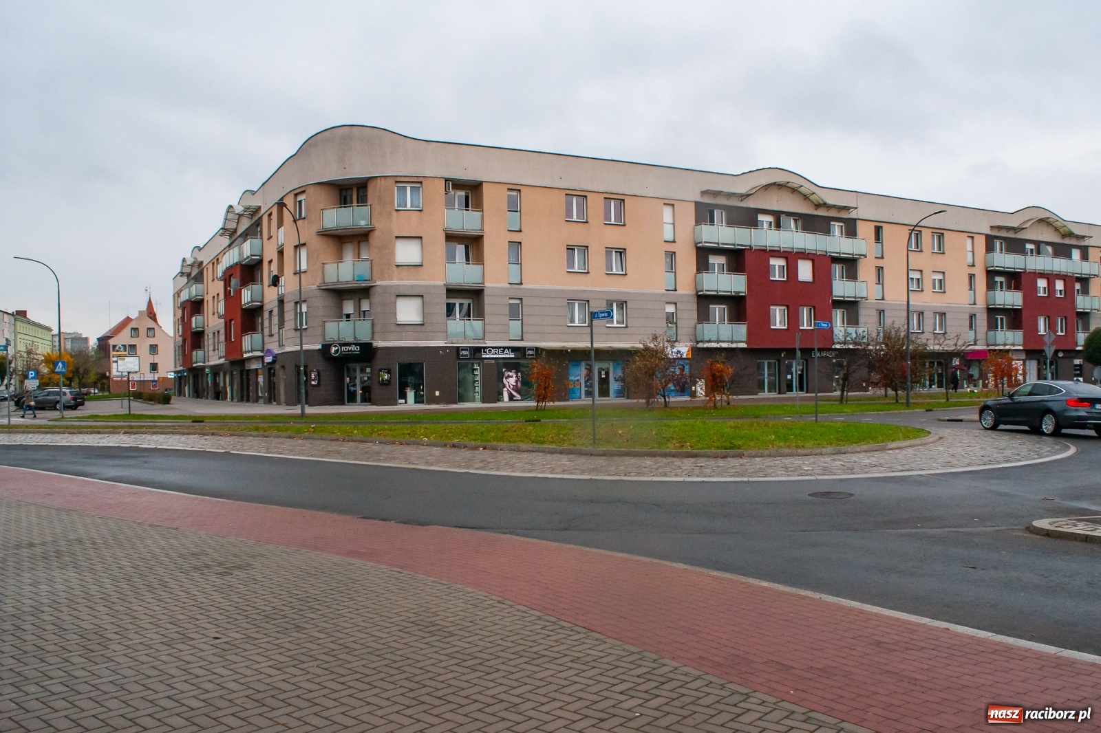 Zdjęcie w galerii na portalu naszraciborz.pl: Łąka na rondzie. Miasto czeka na efekt  wiadomości z regionu