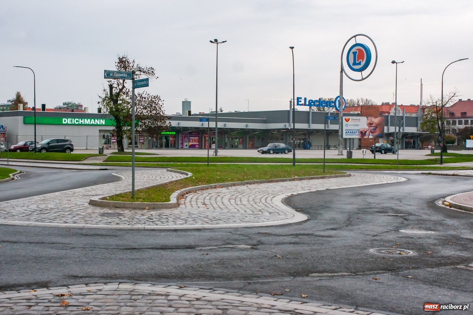 Zdjęcie w galerii na portalu naszraciborz.pl: Łąka na rondzie. Miasto czeka na efekt  wiadomości z regionu