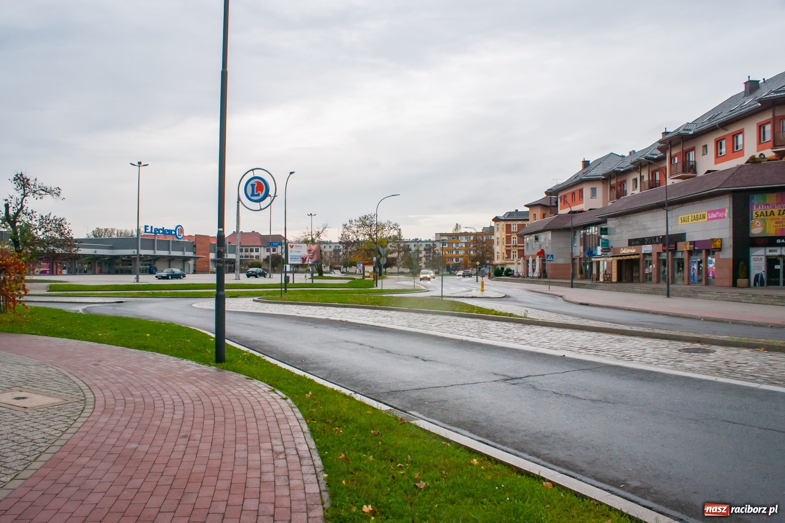 Zdjęcie w galerii na portalu naszraciborz.pl: Łąka na rondzie. Miasto czeka na efekt  wiadomości z regionu