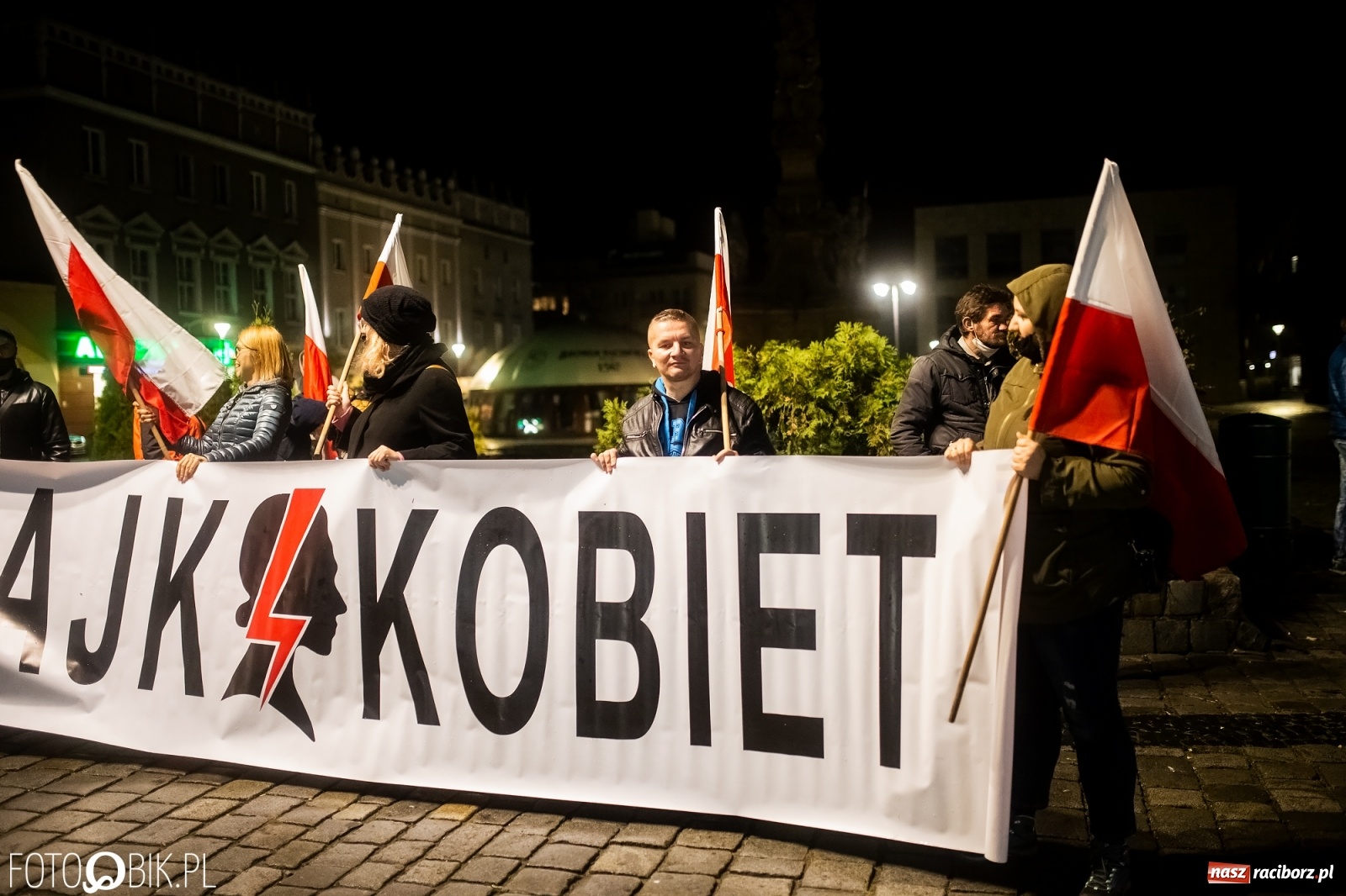 Zdjęcie w galerii na portalu naszraciborz.pl: Strajk Kobiet Racibórz. Protestujący przesiedli się do samochodów [WIDEO] wiadomości z regionu