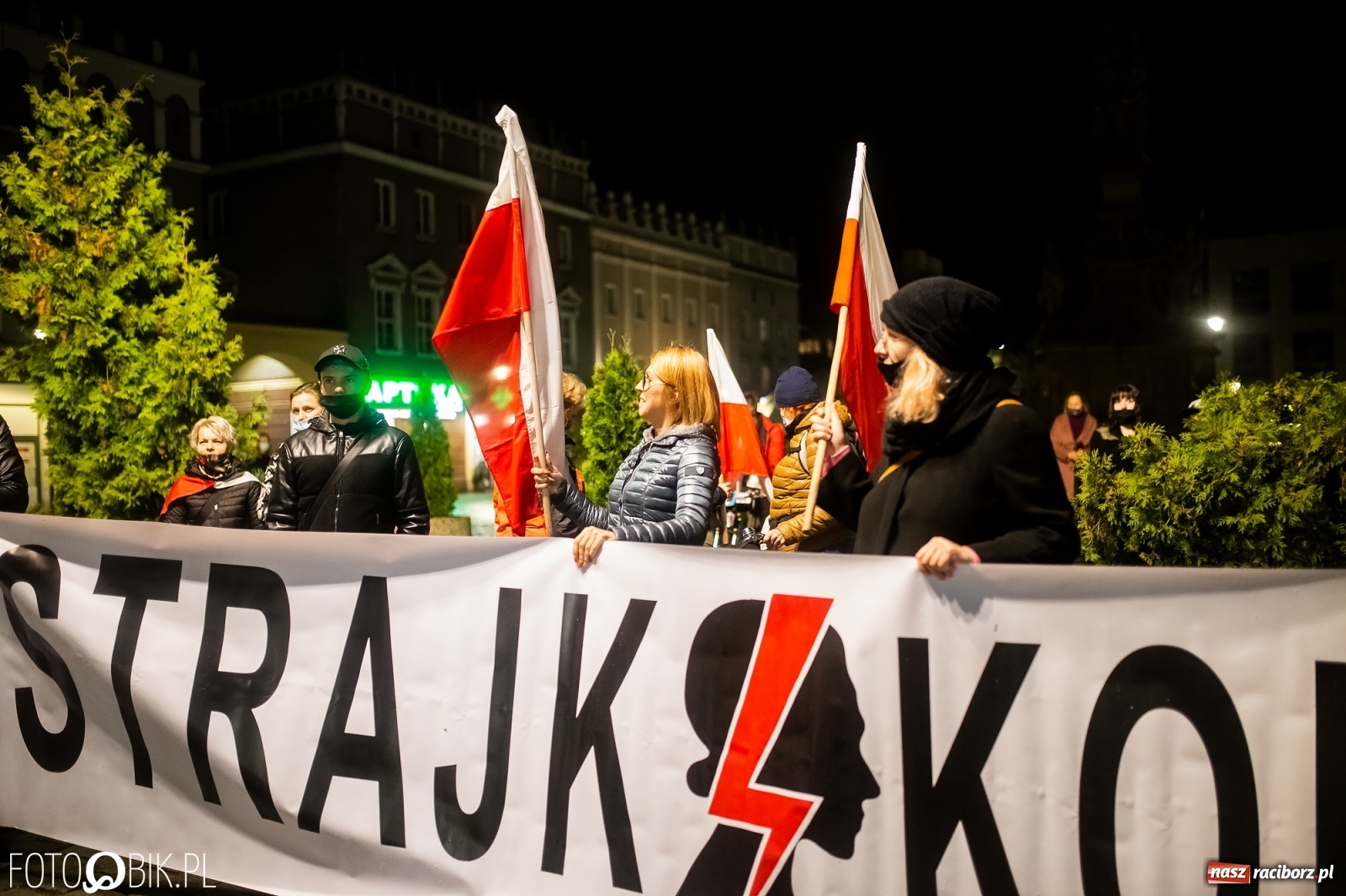 Zdjęcie w galerii na portalu naszraciborz.pl: Strajk Kobiet Racibórz. Protestujący przesiedli się do samochodów [WIDEO] wiadomości z regionu