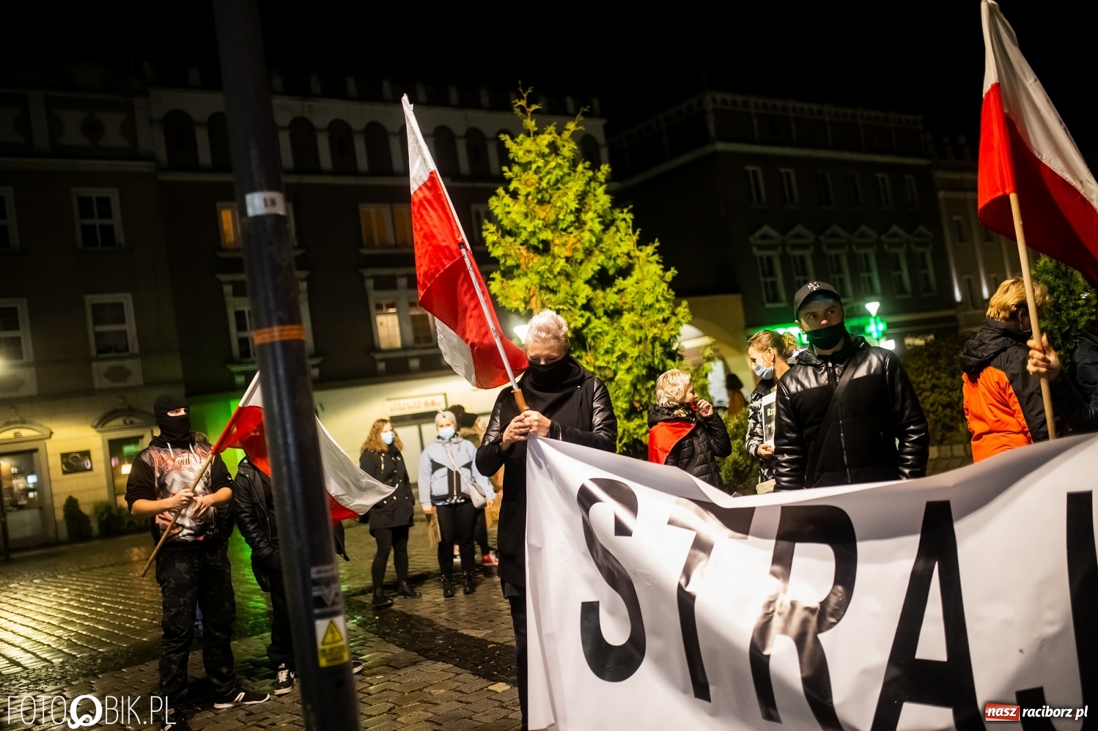 Zdjęcie w galerii na portalu naszraciborz.pl: Strajk Kobiet Racibórz. Protestujący przesiedli się do samochodów [WIDEO] wiadomości z regionu