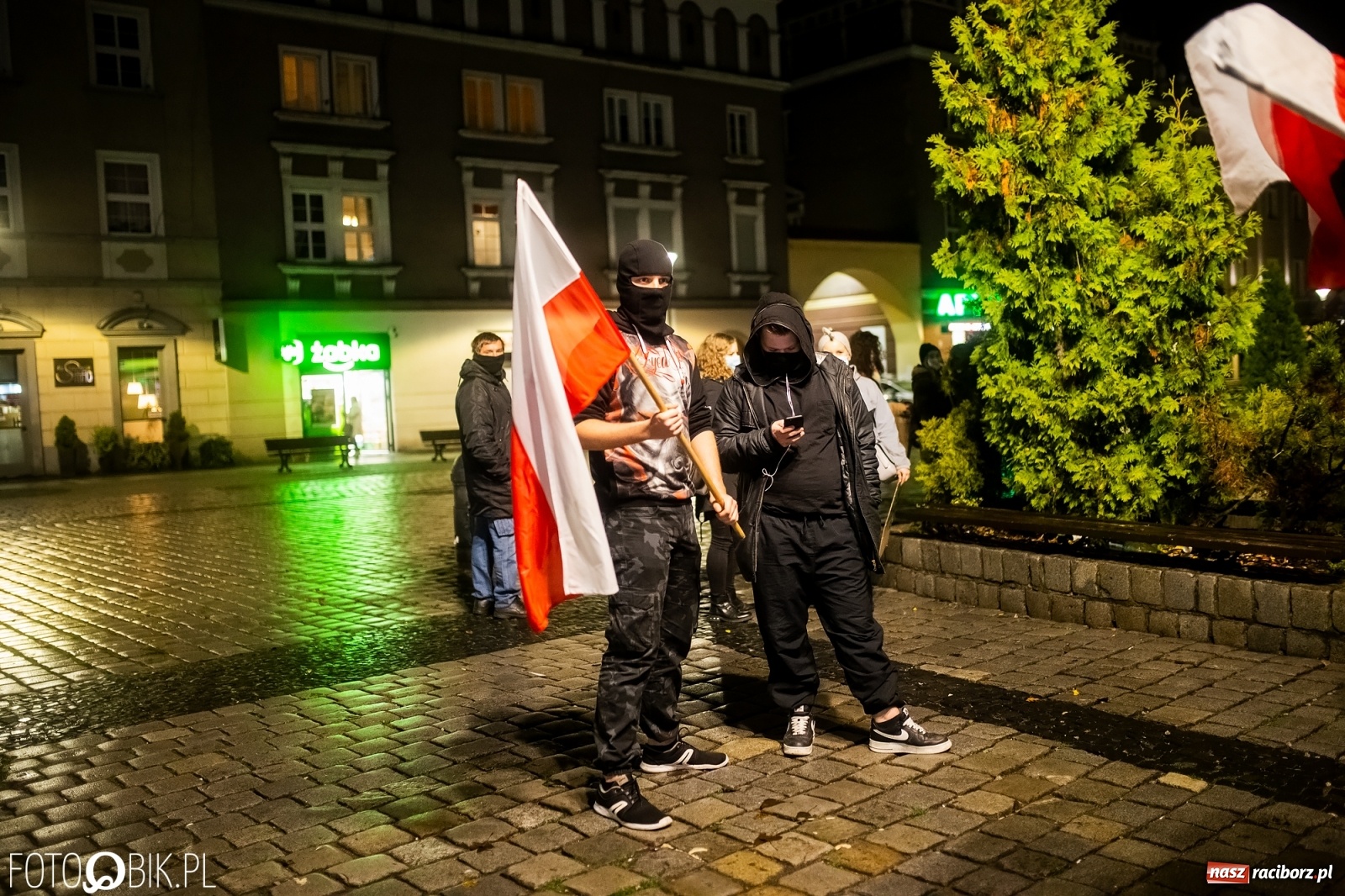 Zdjęcie w galerii na portalu naszraciborz.pl: Strajk Kobiet Racibórz. Protestujący przesiedli się do samochodów [WIDEO] wiadomości z regionu