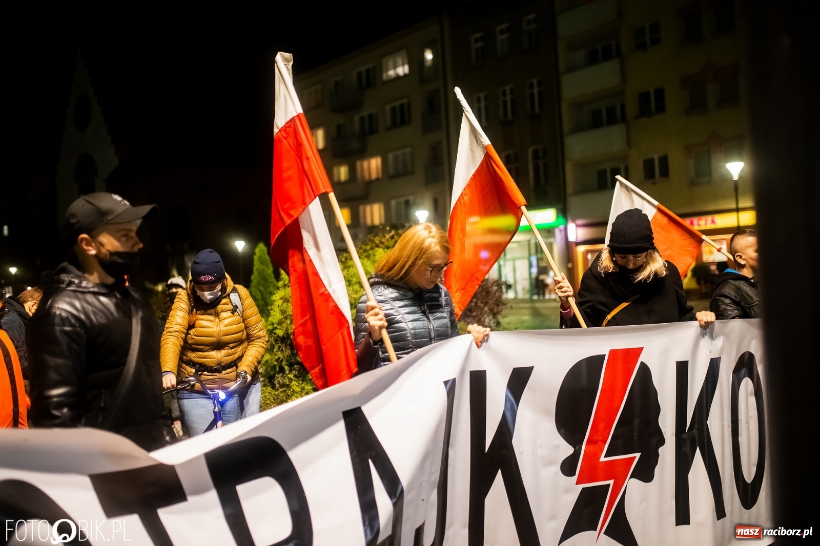 Zdjęcie w galerii na portalu naszraciborz.pl: Strajk Kobiet Racibórz. Protestujący przesiedli się do samochodów [WIDEO] wiadomości z regionu