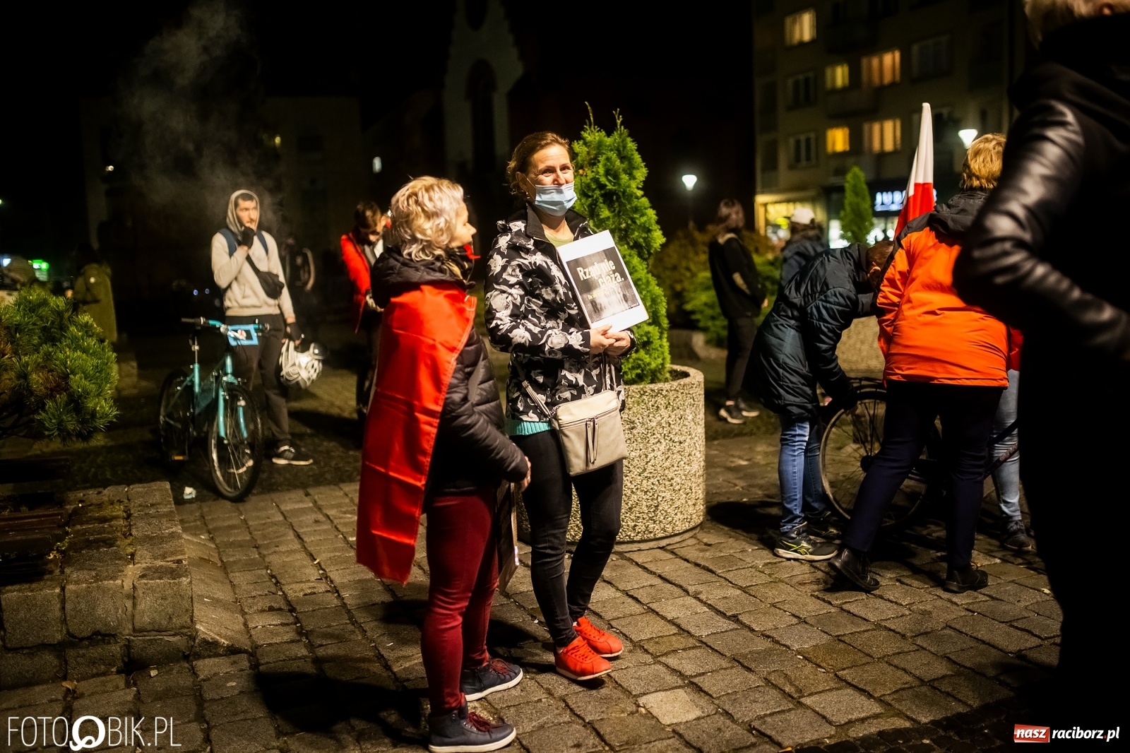 Zdjęcie w galerii na portalu naszraciborz.pl: Strajk Kobiet Racibórz. Protestujący przesiedli się do samochodów [WIDEO] wiadomości z regionu