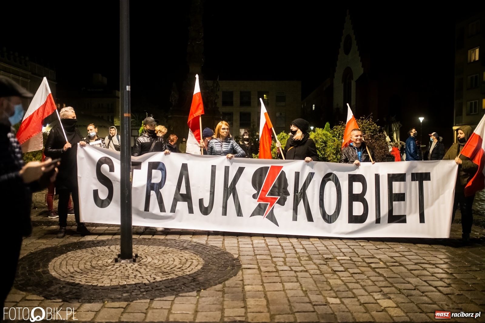 Zdjęcie w galerii na portalu naszraciborz.pl: Strajk Kobiet Racibórz. Protestujący przesiedli się do samochodów [WIDEO] wiadomości z regionu