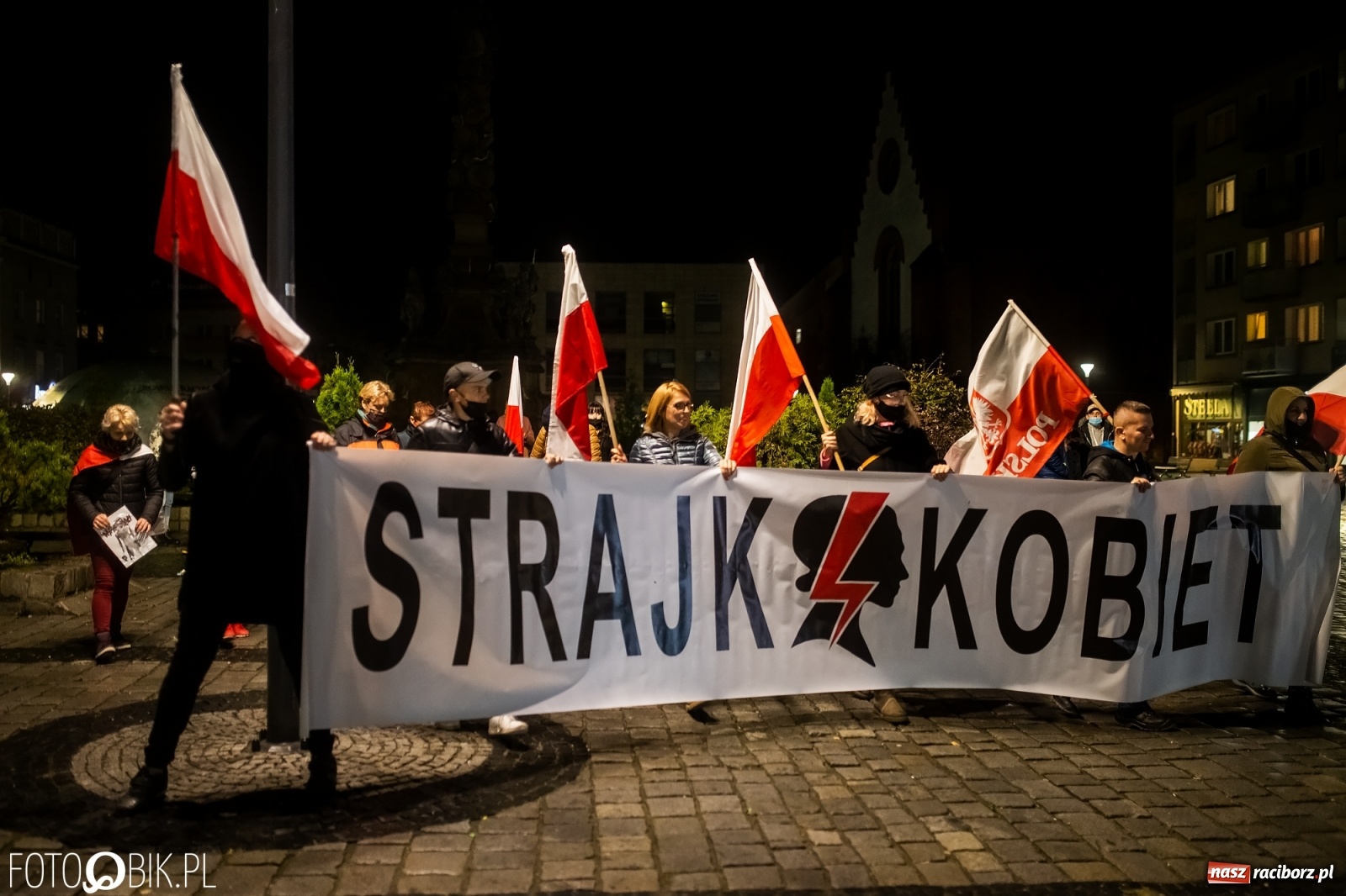 Zdjęcie w galerii na portalu naszraciborz.pl: Strajk Kobiet Racibórz. Protestujący przesiedli się do samochodów [WIDEO] wiadomości z regionu