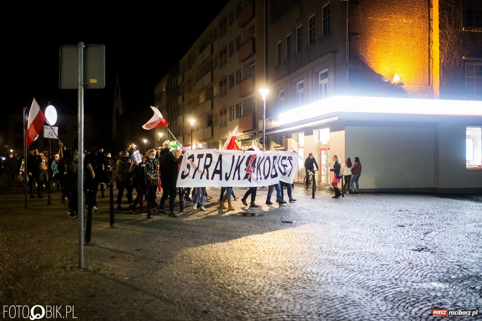 Zdjęcie w galerii na portalu naszraciborz.pl: Strajk Kobiet Racibórz. Protestujący przesiedli się do samochodów [WIDEO] wiadomości z regionu