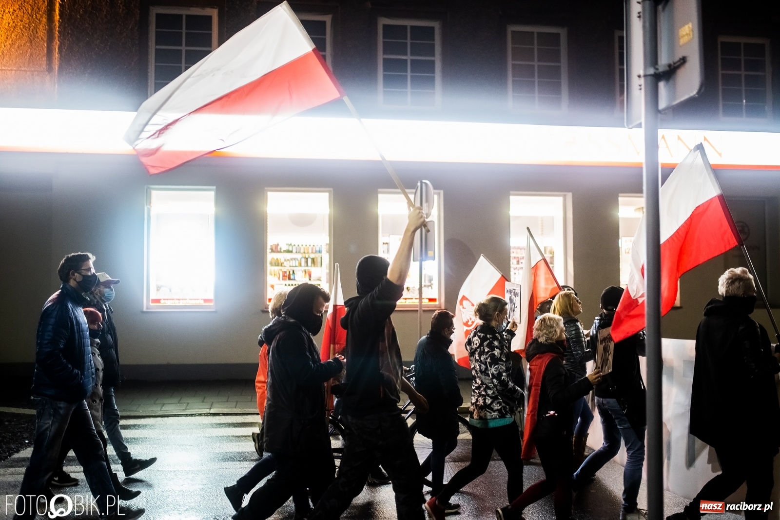 Zdjęcie w galerii na portalu naszraciborz.pl: Strajk Kobiet Racibórz. Protestujący przesiedli się do samochodów [WIDEO] wiadomości z regionu