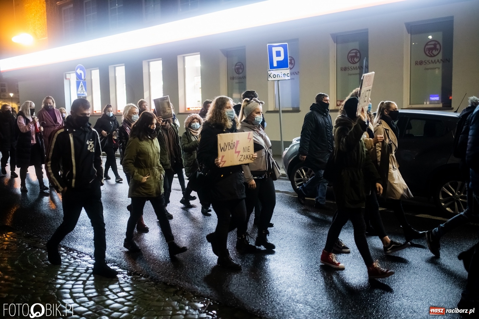 Zdjęcie w galerii na portalu naszraciborz.pl: Strajk Kobiet Racibórz. Protestujący przesiedli się do samochodów [WIDEO] wiadomości z regionu