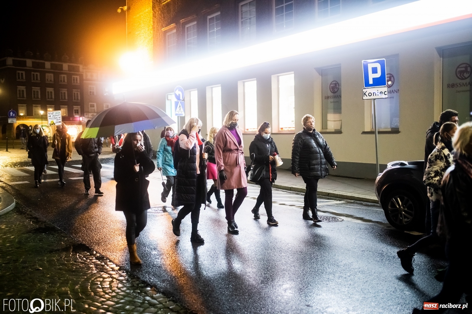 Zdjęcie w galerii na portalu naszraciborz.pl: Strajk Kobiet Racibórz. Protestujący przesiedli się do samochodów [WIDEO] wiadomości z regionu
