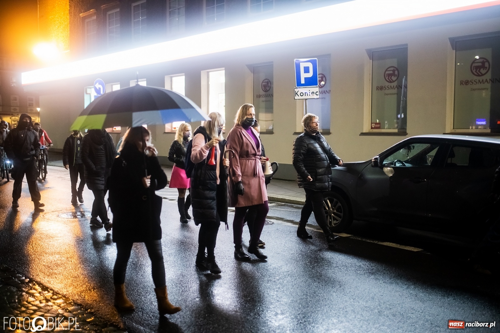 Zdjęcie w galerii na portalu naszraciborz.pl: Strajk Kobiet Racibórz. Protestujący przesiedli się do samochodów [WIDEO] wiadomości z regionu