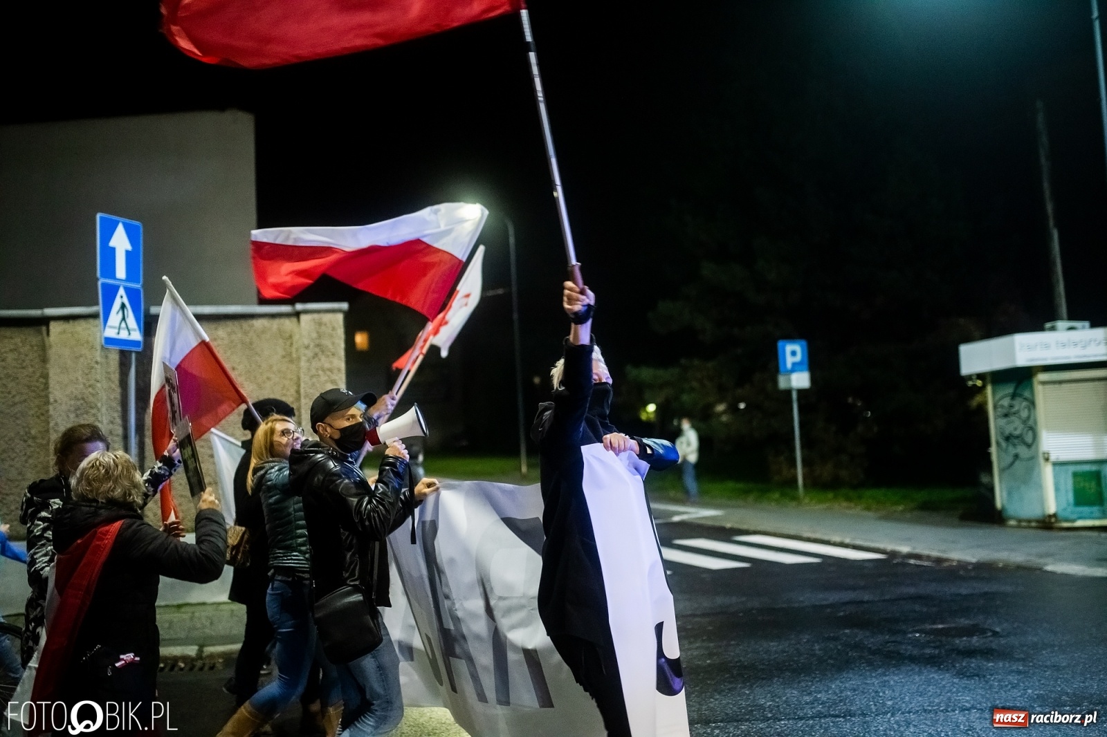 Zdjęcie w galerii na portalu naszraciborz.pl: Strajk Kobiet Racibórz. Protestujący przesiedli się do samochodów [WIDEO] wiadomości z regionu