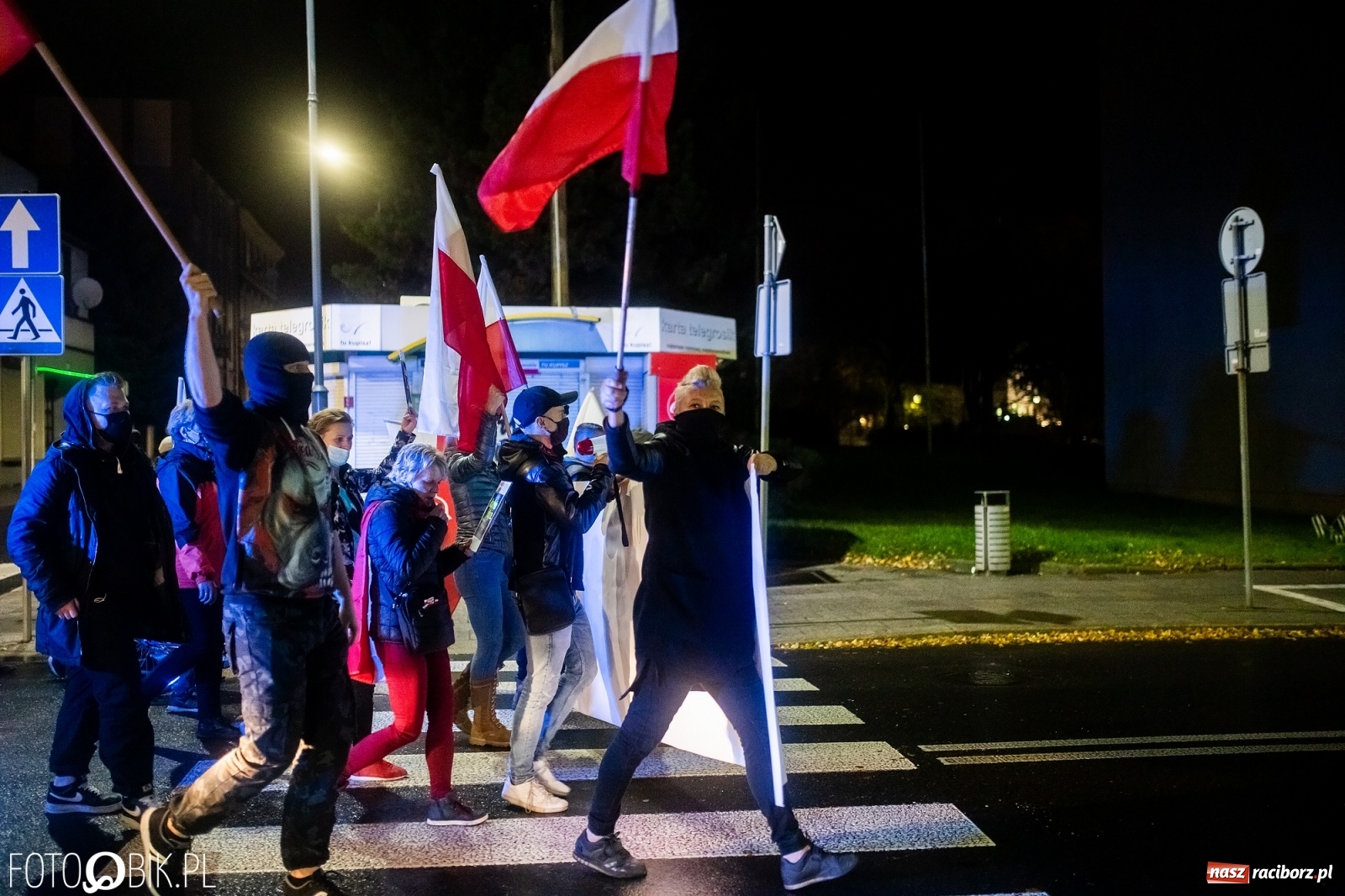 Zdjęcie w galerii na portalu naszraciborz.pl: Strajk Kobiet Racibórz. Protestujący przesiedli się do samochodów [WIDEO] wiadomości z regionu