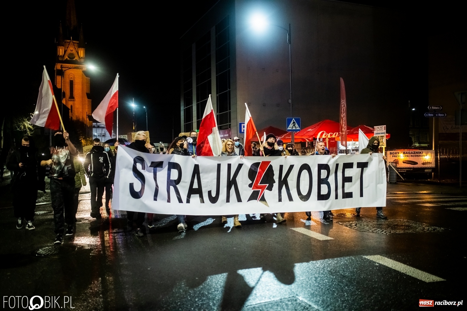 Zdjęcie w galerii na portalu naszraciborz.pl: Strajk Kobiet Racibórz. Protestujący przesiedli się do samochodów [WIDEO] wiadomości z regionu