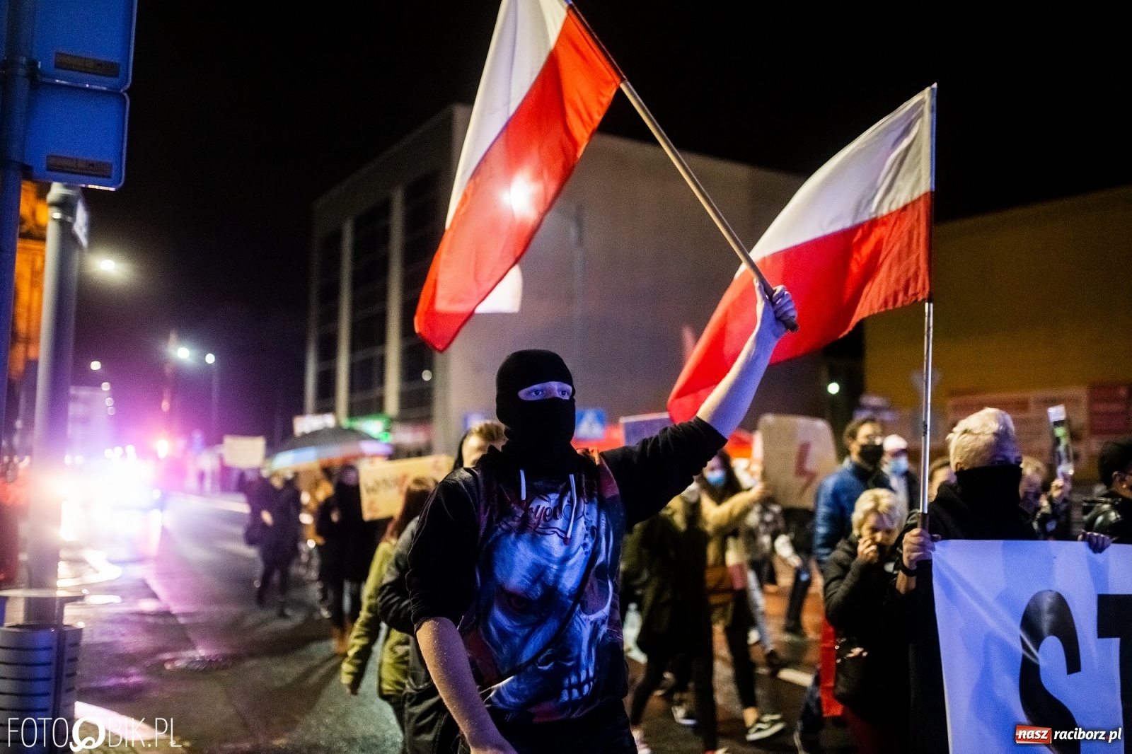 Zdjęcie w galerii na portalu naszraciborz.pl: Strajk Kobiet Racibórz. Protestujący przesiedli się do samochodów [WIDEO] wiadomości z regionu