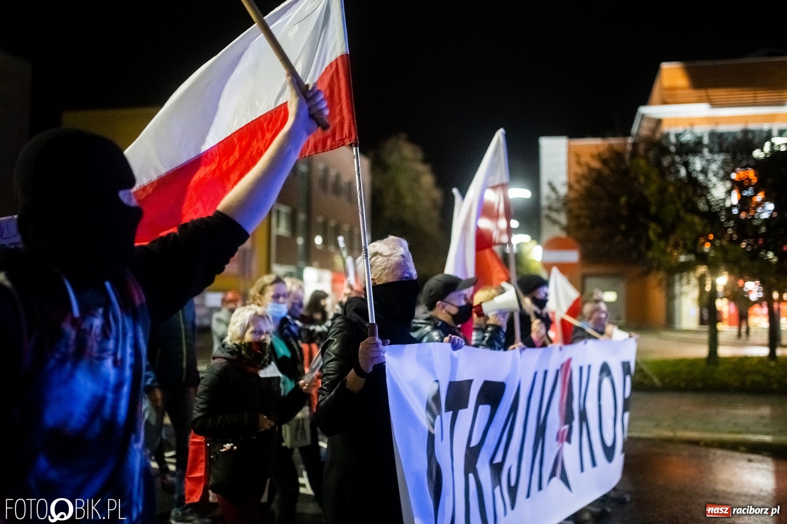 Zdjęcie w galerii na portalu naszraciborz.pl: Strajk Kobiet Racibórz. Protestujący przesiedli się do samochodów [WIDEO] wiadomości z regionu