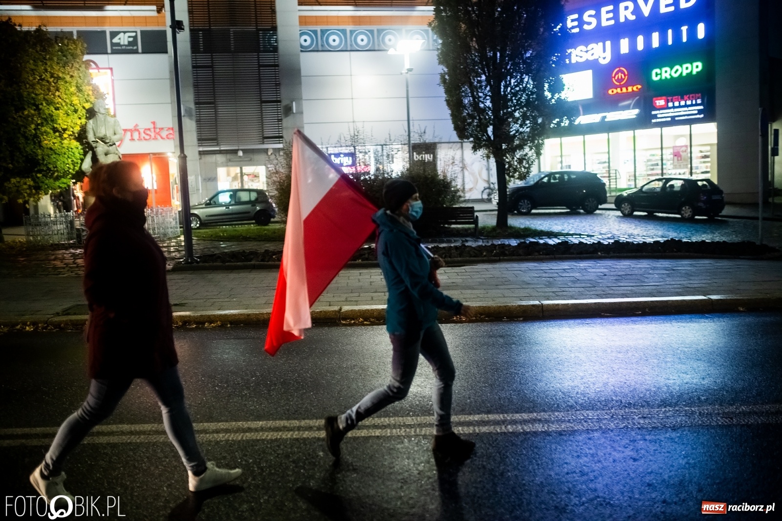 Zdjęcie w galerii na portalu naszraciborz.pl: Strajk Kobiet Racibórz. Protestujący przesiedli się do samochodów [WIDEO] wiadomości z regionu