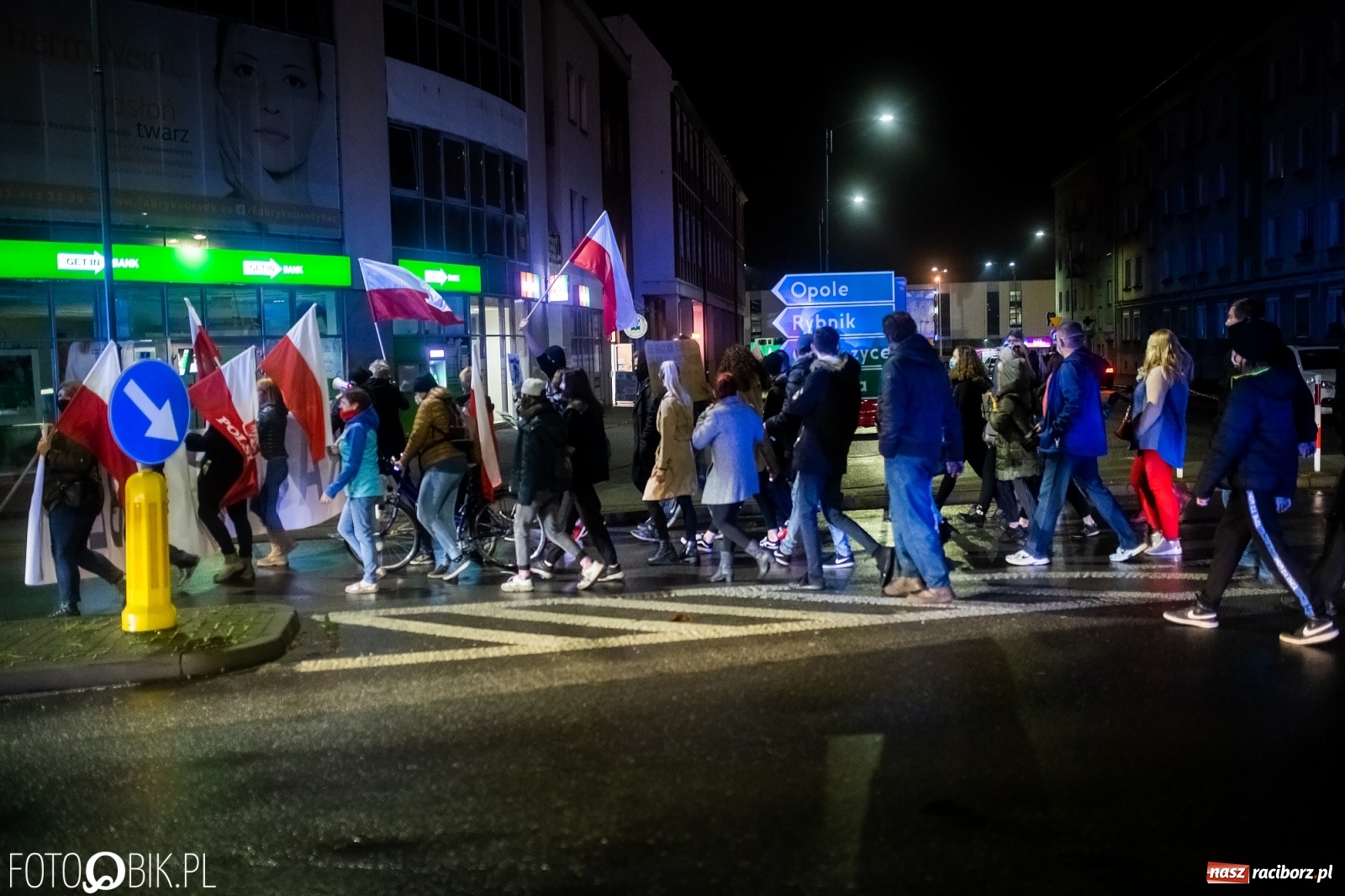 Zdjęcie w galerii na portalu naszraciborz.pl: Strajk Kobiet Racibórz. Protestujący przesiedli się do samochodów [WIDEO] wiadomości z regionu