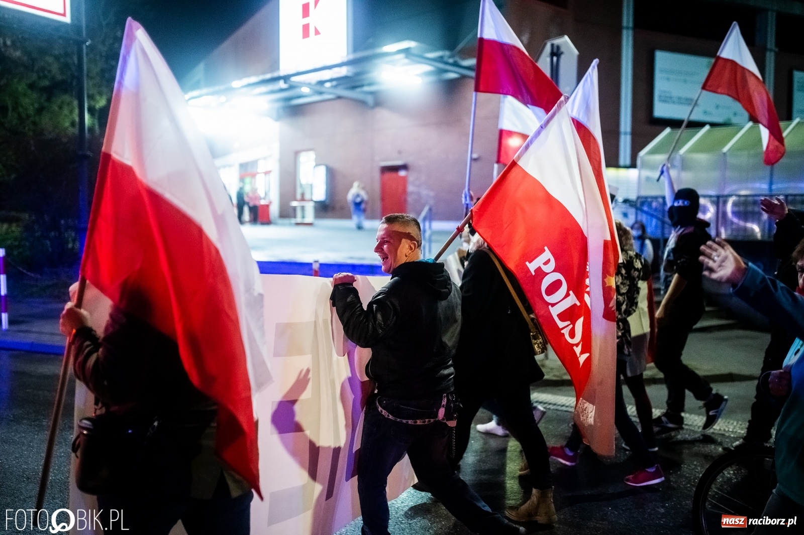 Zdjęcie w galerii na portalu naszraciborz.pl: Strajk Kobiet Racibórz. Protestujący przesiedli się do samochodów [WIDEO] wiadomości z regionu