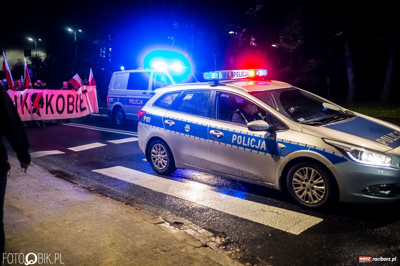 Zdjęcie w galerii na portalu naszraciborz.pl: Strajk Kobiet Racibórz. Protestujący przesiedli się do samochodów [WIDEO] wiadomości z regionu