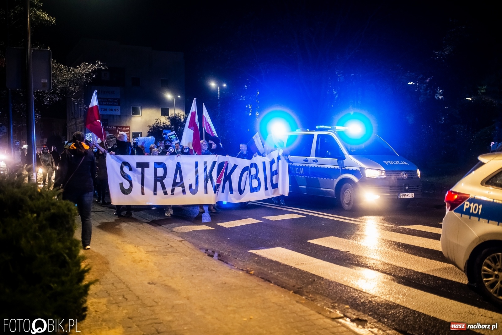 Zdjęcie w galerii na portalu naszraciborz.pl: Strajk Kobiet Racibórz. Protestujący przesiedli się do samochodów [WIDEO] wiadomości z regionu