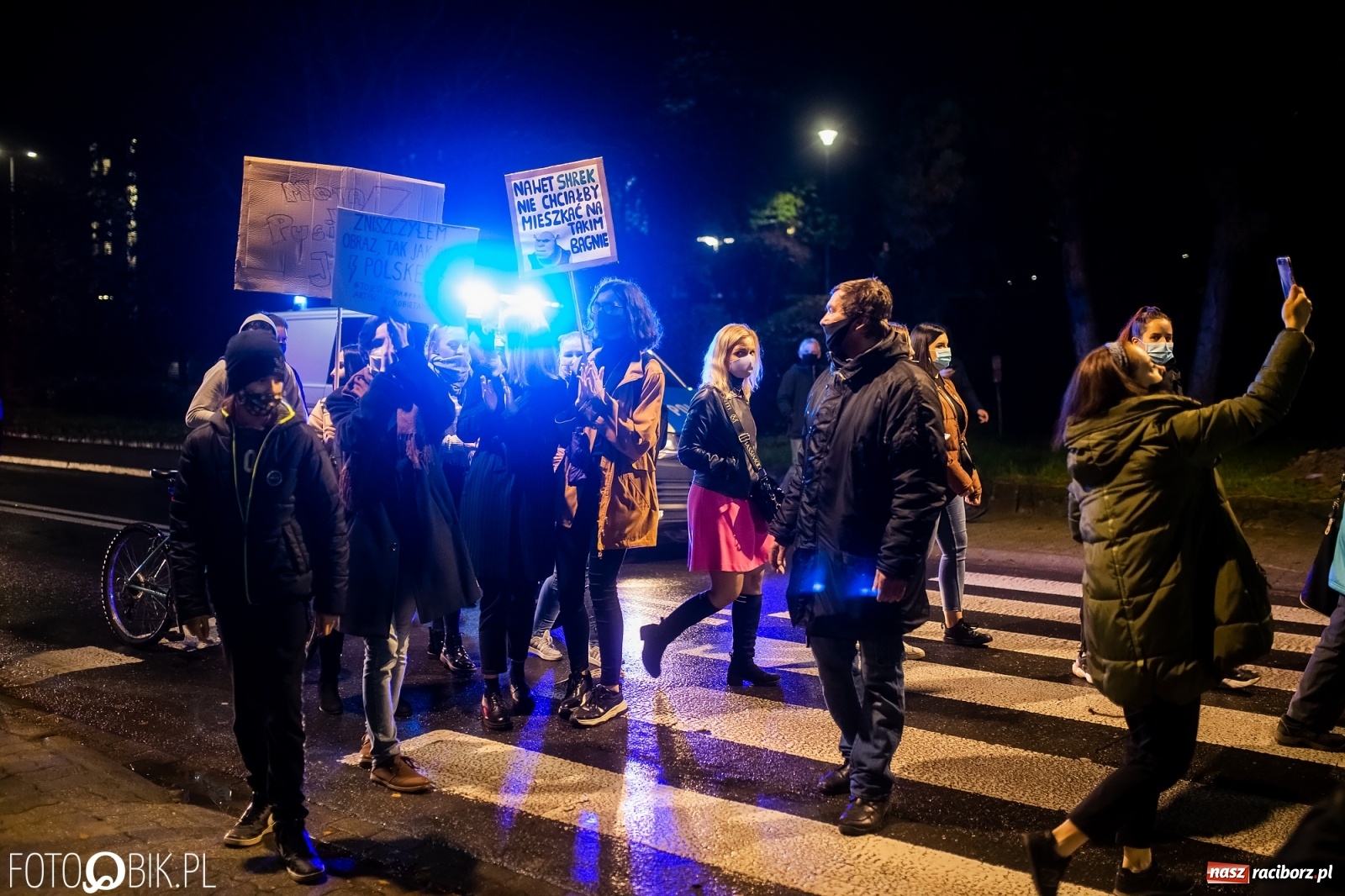 Zdjęcie w galerii na portalu naszraciborz.pl: Strajk Kobiet Racibórz. Protestujący przesiedli się do samochodów [WIDEO] wiadomości z regionu
