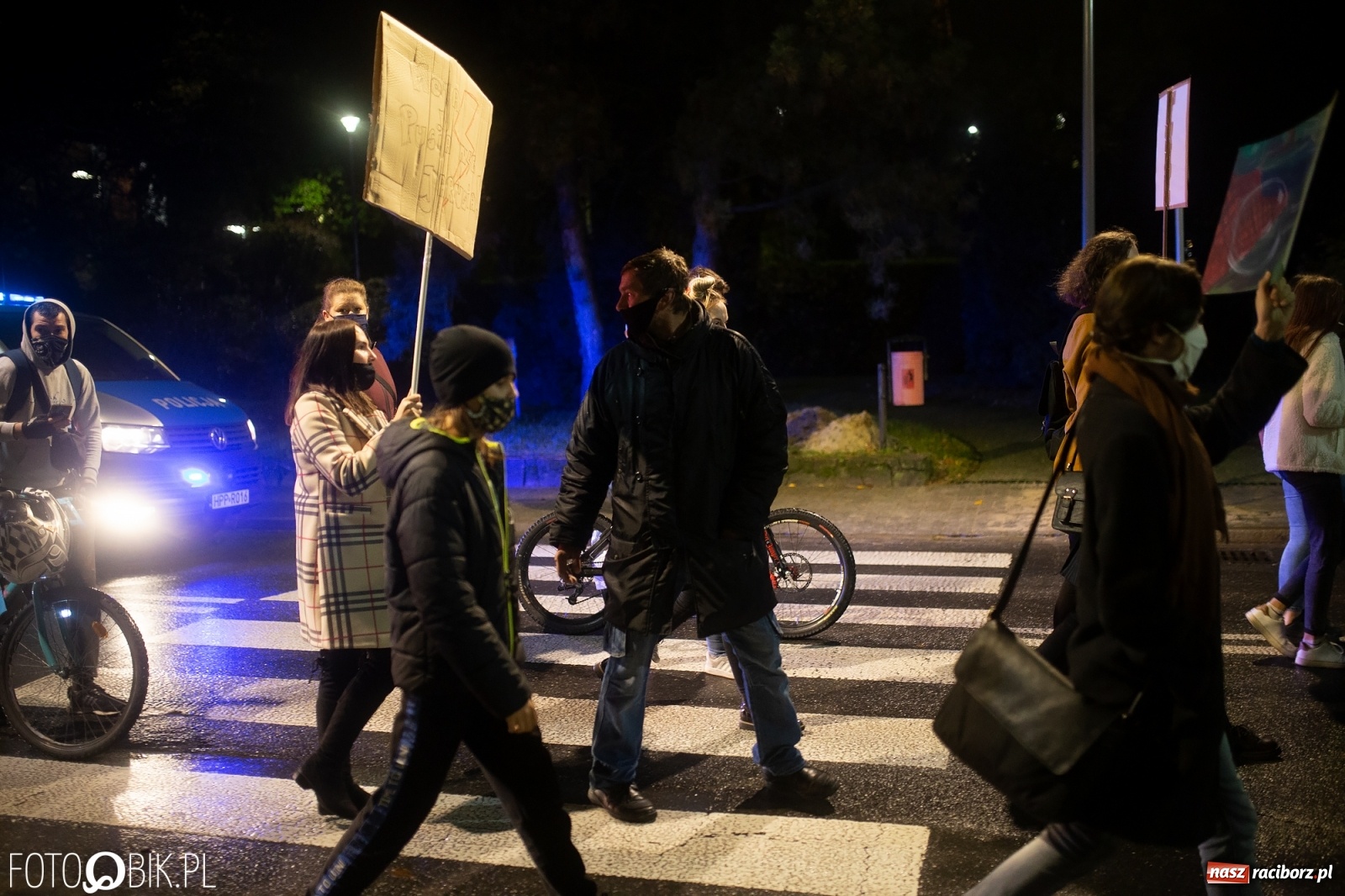 Zdjęcie w galerii na portalu naszraciborz.pl: Strajk Kobiet Racibórz. Protestujący przesiedli się do samochodów [WIDEO] wiadomości z regionu