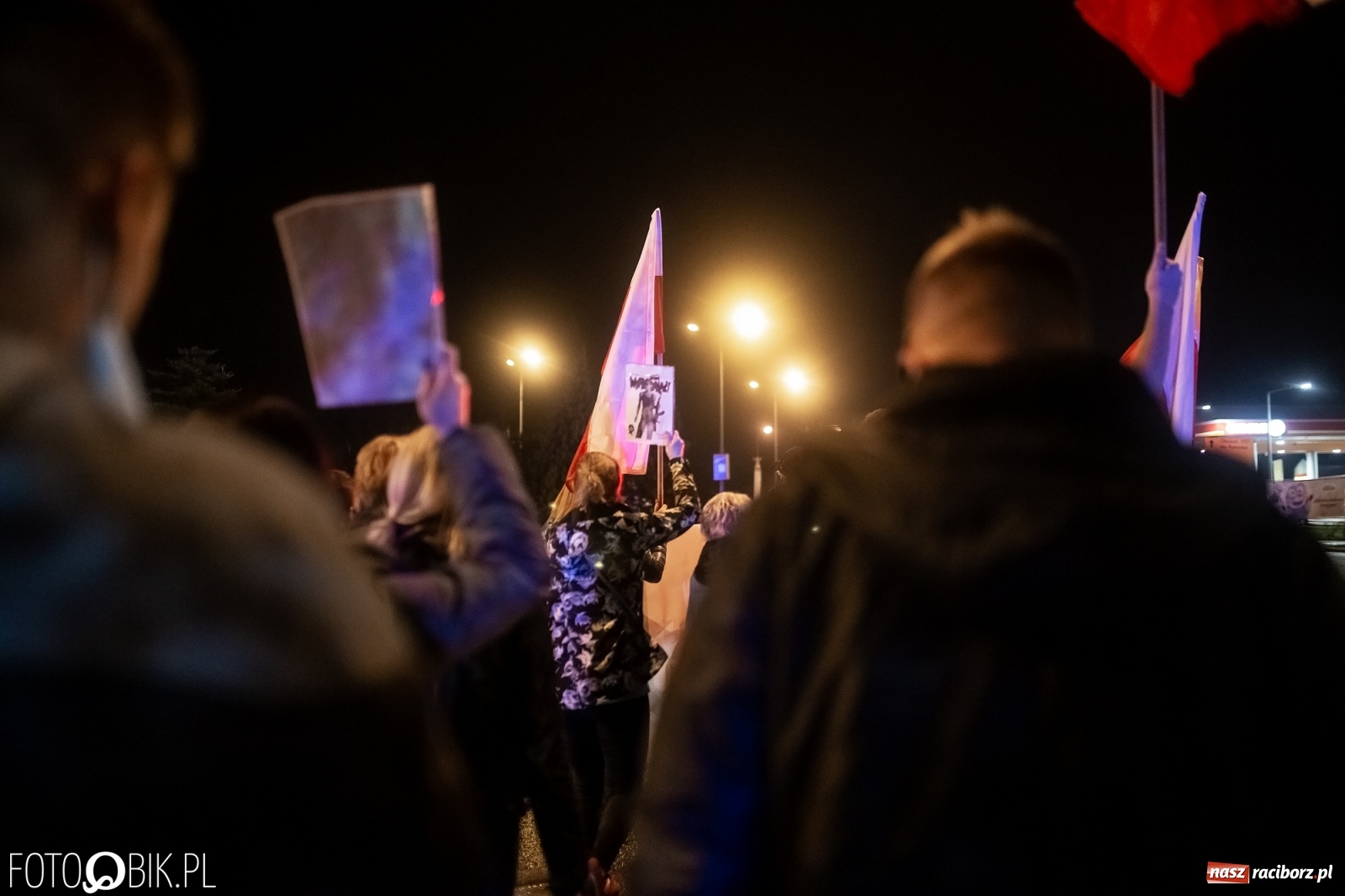 Zdjęcie w galerii na portalu naszraciborz.pl: Strajk Kobiet Racibórz. Protestujący przesiedli się do samochodów [WIDEO] wiadomości z regionu