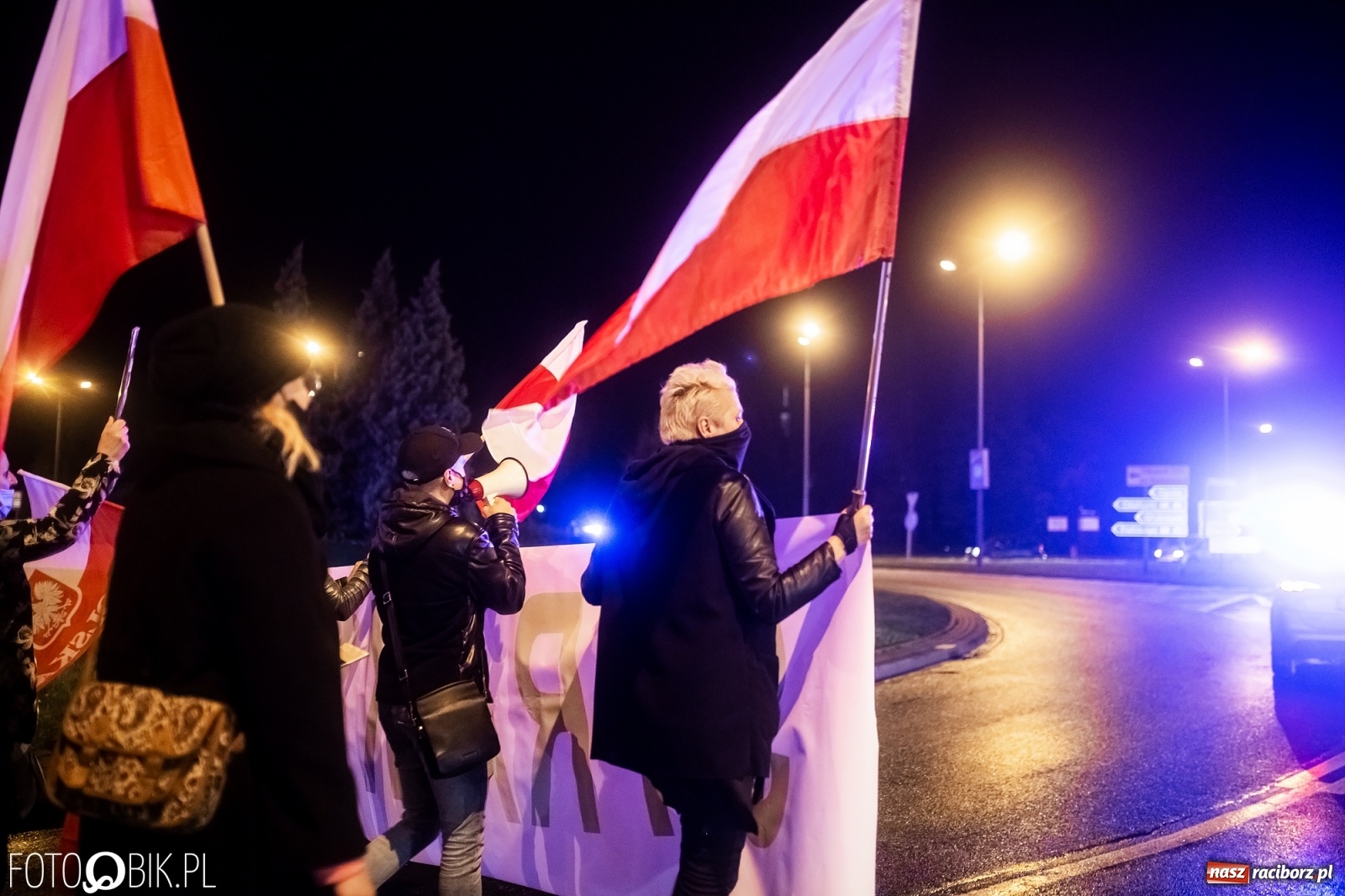 Zdjęcie w galerii na portalu naszraciborz.pl: Strajk Kobiet Racibórz. Protestujący przesiedli się do samochodów [WIDEO] wiadomości z regionu