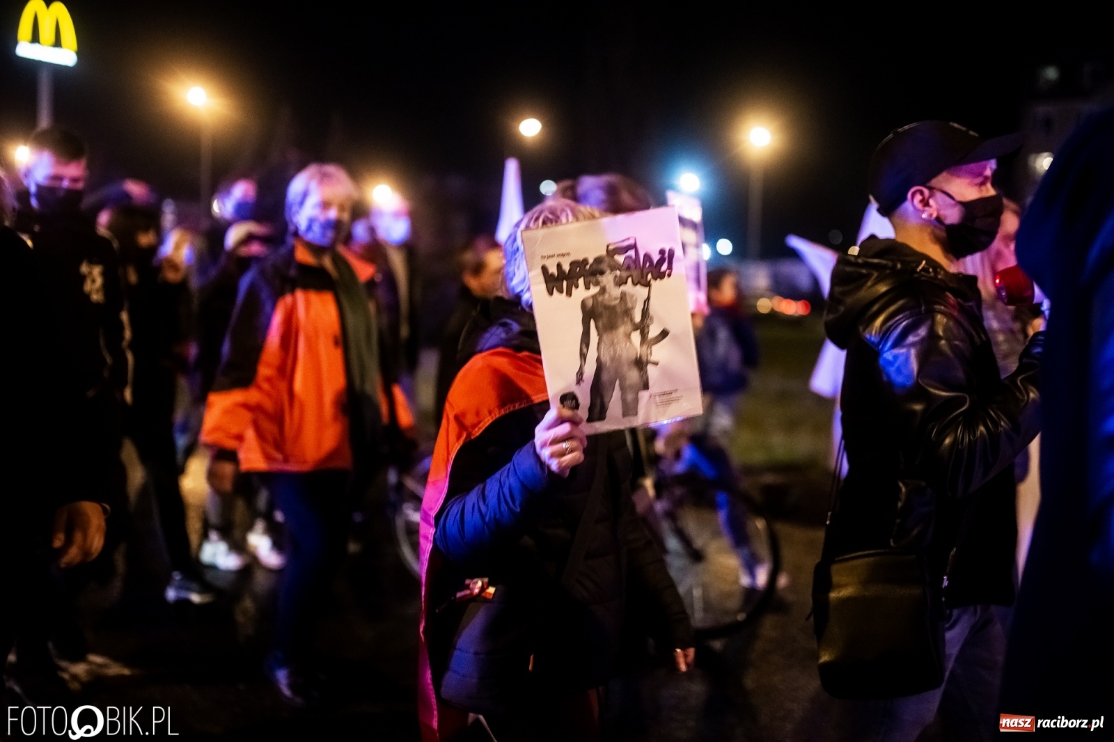 Zdjęcie w galerii na portalu naszraciborz.pl: Strajk Kobiet Racibórz. Protestujący przesiedli się do samochodów [WIDEO] wiadomości z regionu