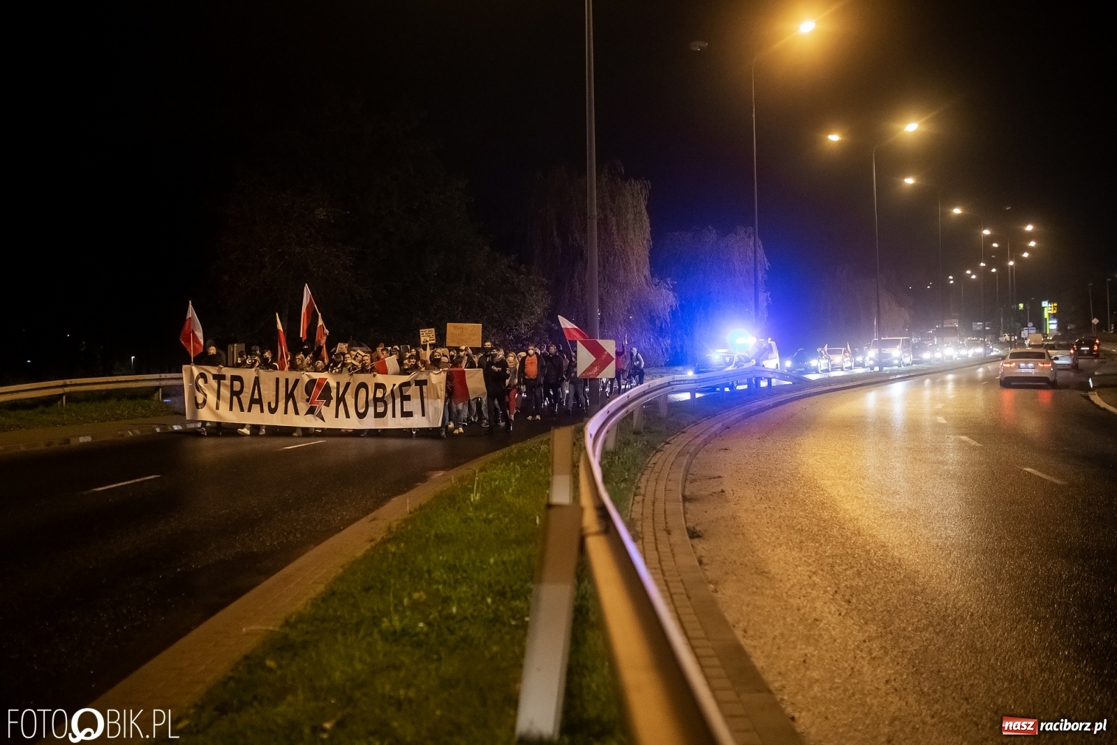 Zdjęcie w galerii na portalu naszraciborz.pl: Strajk Kobiet Racibórz. Protestujący przesiedli się do samochodów [WIDEO] wiadomości z regionu