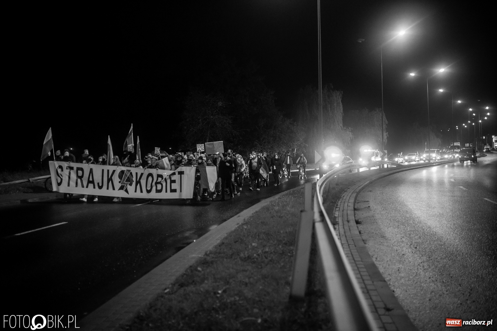 Zdjęcie w galerii na portalu naszraciborz.pl: Strajk Kobiet Racibórz. Protestujący przesiedli się do samochodów [WIDEO] wiadomości z regionu